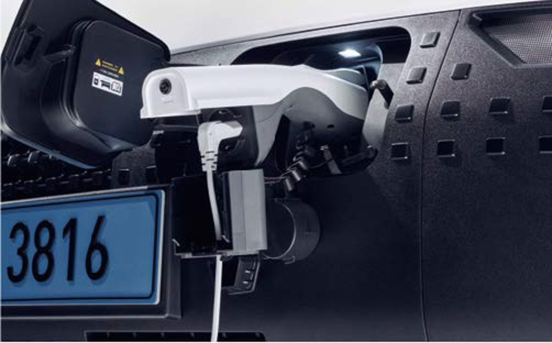 V2L（Vehicle to Load）機能：外部機器への電力供給が可能で、アウトドアはもちろん、停電などの被災時にも車両を活用できる