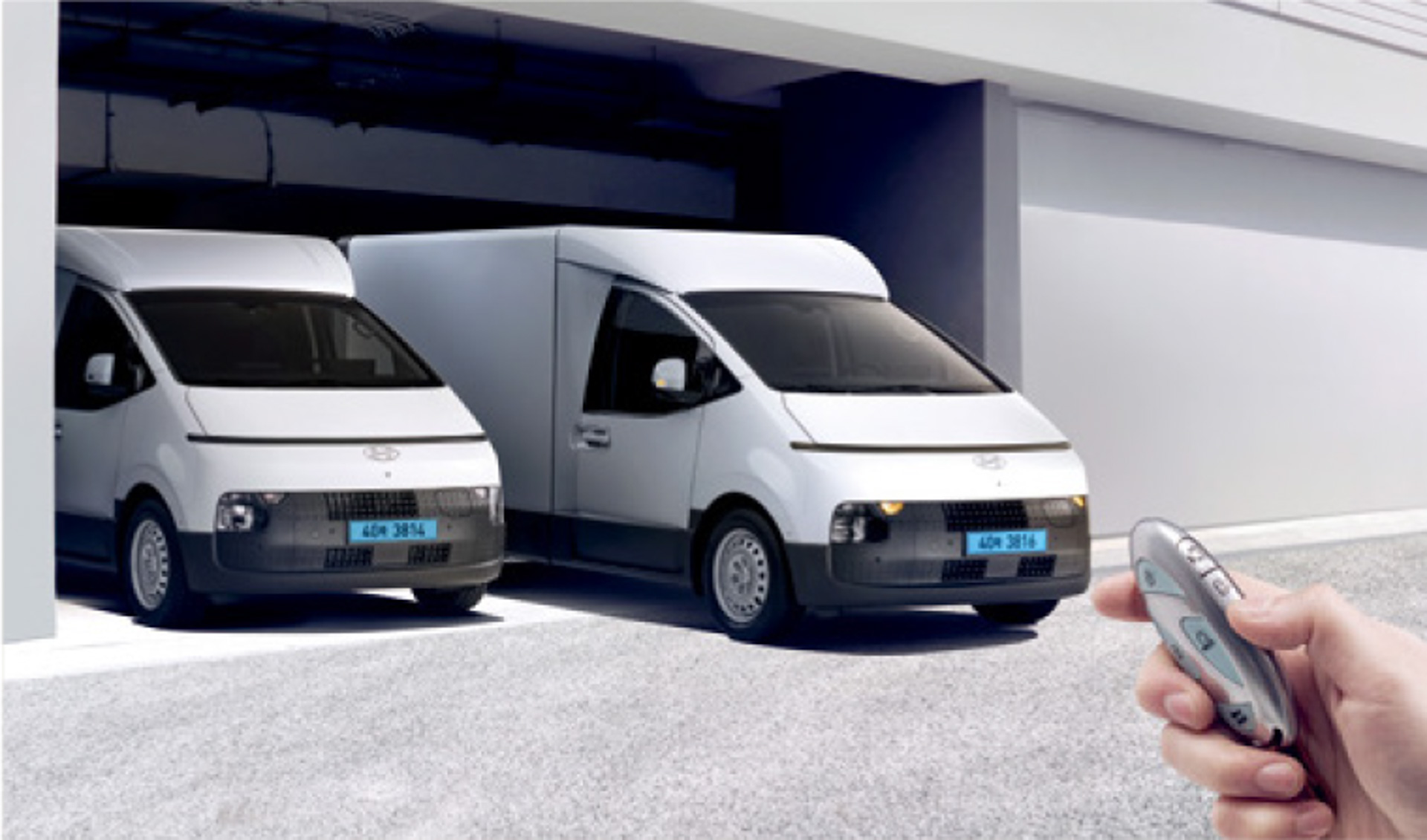 リモートスマートパーキングアシスト：車外から遠隔で駐車や出庫をサポート。スマートキーを利用して車外から前後移動をコントロールできる