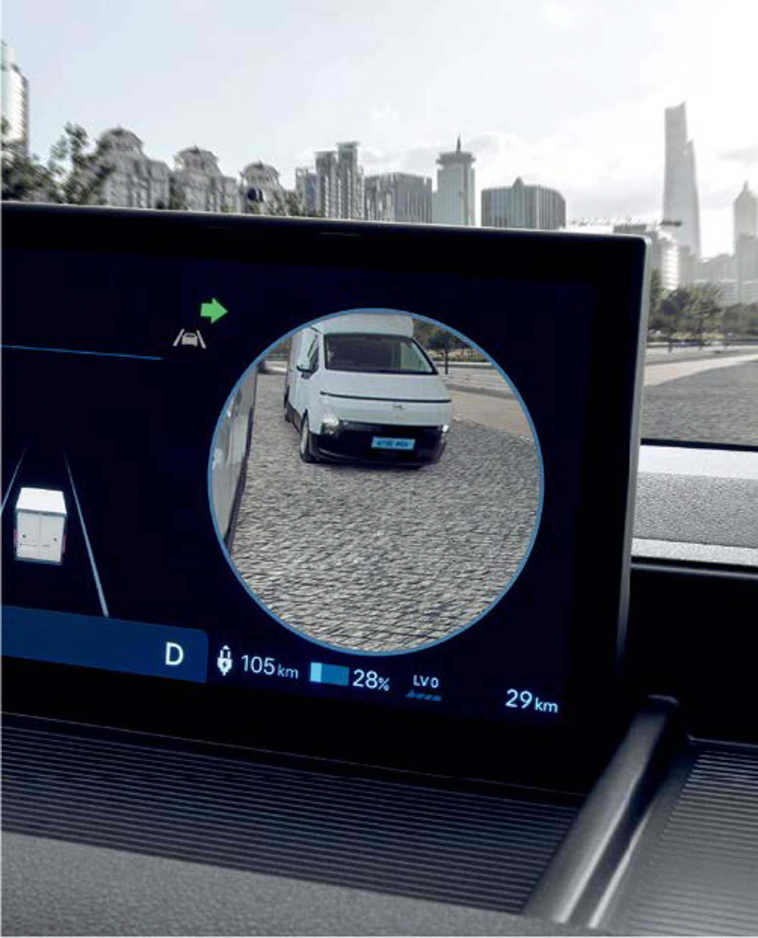 後方死角モニター：ウインカースイッチ操作に連動して、従来のサイドミラーよりも広範囲な後方死角エリアをクラスターディスプレイに映し出し、安全運転をサポートする