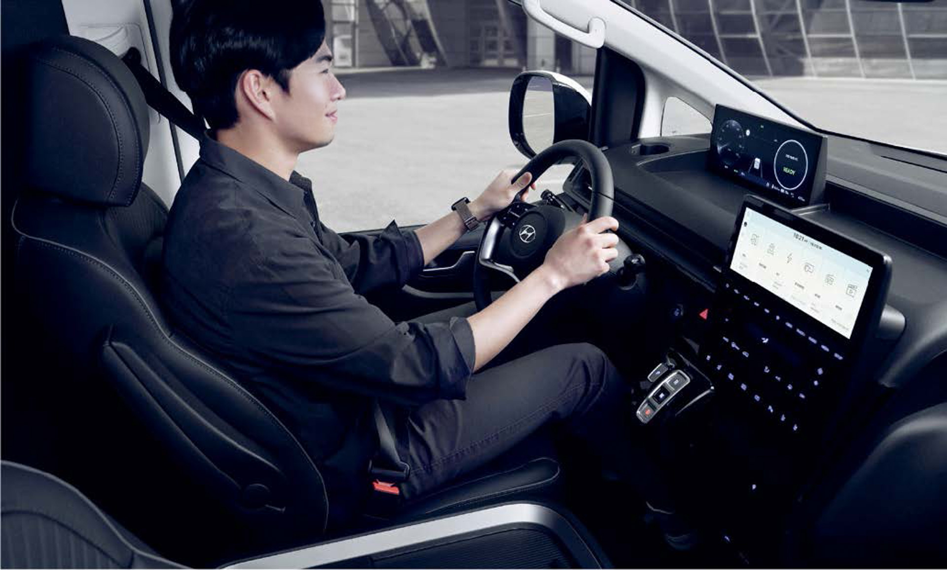 スマートドライブレディ：スタートボタンを押さなくても、着席を感知して自動でエンジンが始動し、ナビゲーションディスプレイが起動。降車時には自動でエンジンが停止する