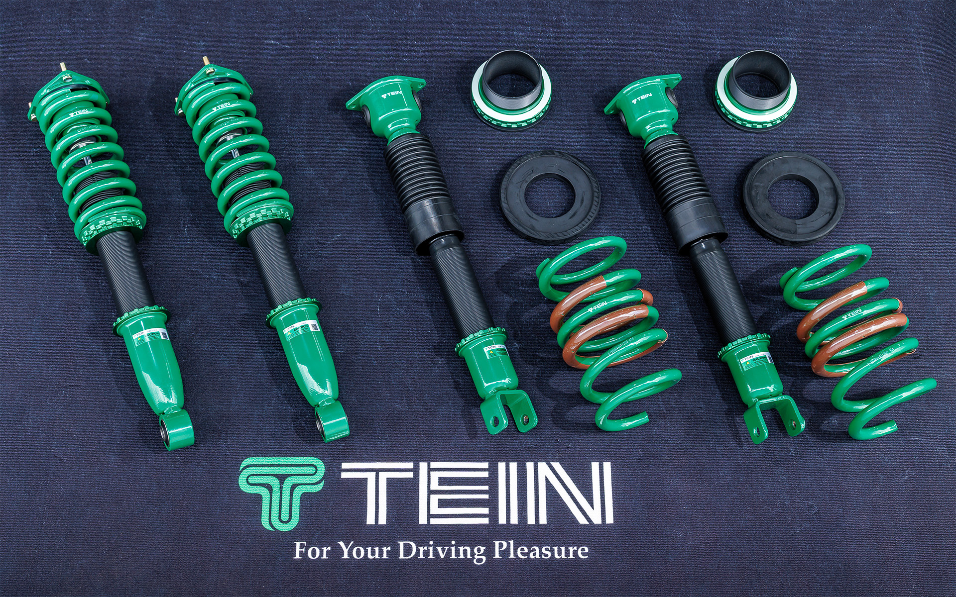 全長調整式サスペンションのエントリーモデルである「FLEX Z」。長いストロークと低反発・低フリクションが特徴となる複筒式を採用し、RZ34フェアレディZ用のスプリングレートはフロント＆リア共に12kgf/mm。価格は15万1800円