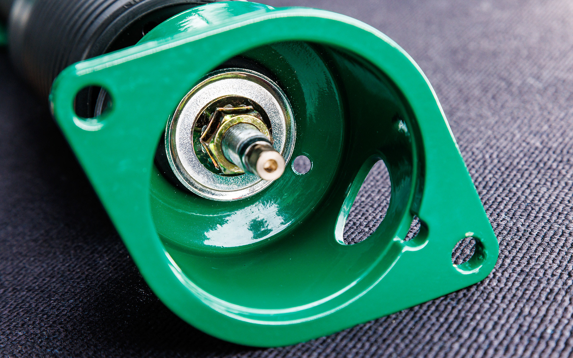 アッパーマウントに窪みを設け、EDFC5のモーターを取り付けられるようになっている。リア側のアッパーの窪み（写真右）には両側に穴とグロメットを備え、そこに指が入るように設計。これによりEDFC5が付けられなかったとしてもショックを外すことなく減衰力調整が可能