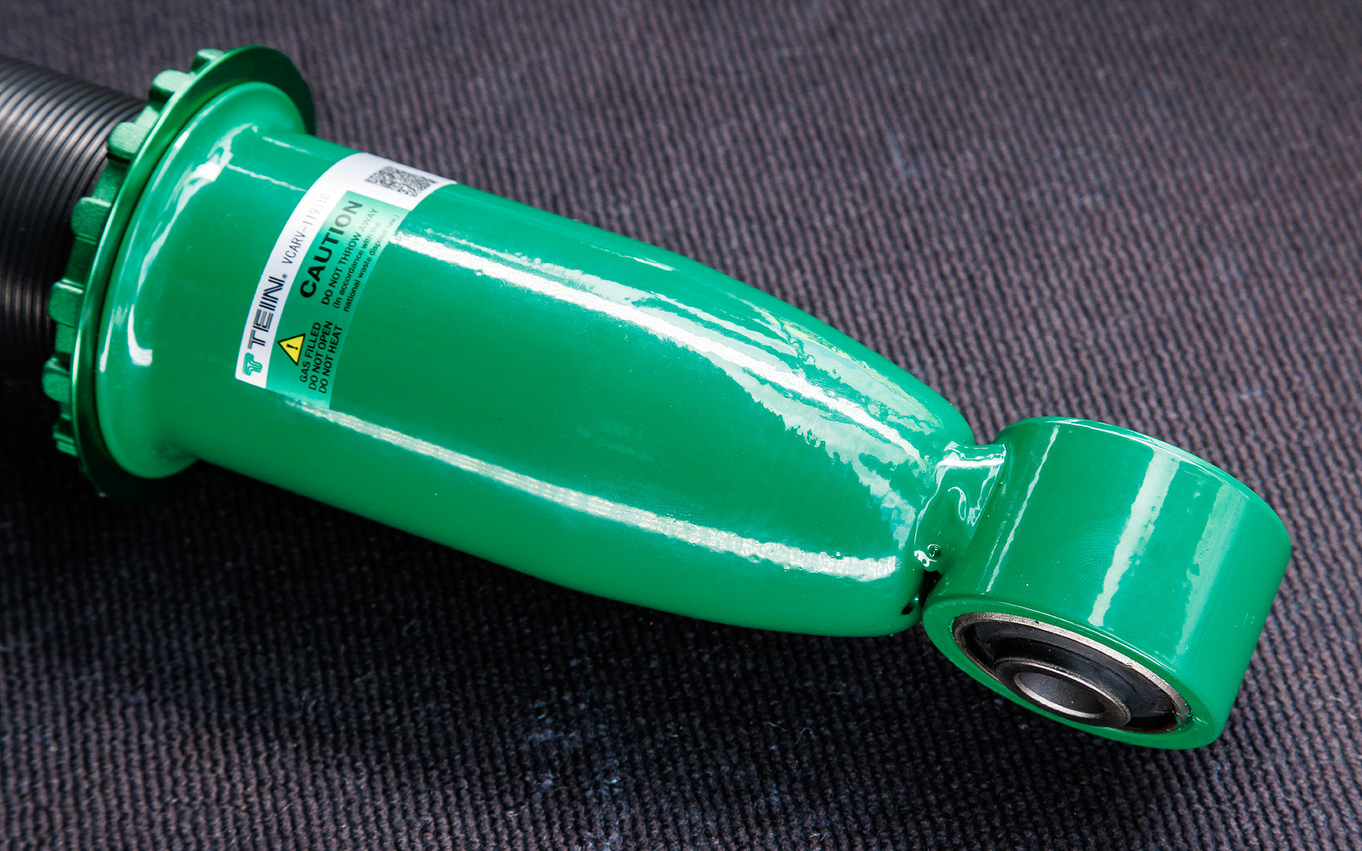 フロントのショックアブソーバーは下に向かって絞り加工を施し、段面積を確保することで強度を高めた