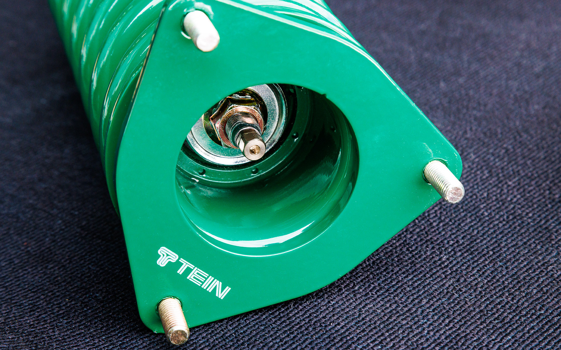 アッパーマウントに窪みを設け、EDFC5のモーターを取り付けられるようになっている。リア側のアッパーの窪み（写真右）には両側に穴とグロメットを備え、そこに指が入るように設計。これによりEDFC5が付けられなかったとしてもショックを外すことなく減衰力調整が可能