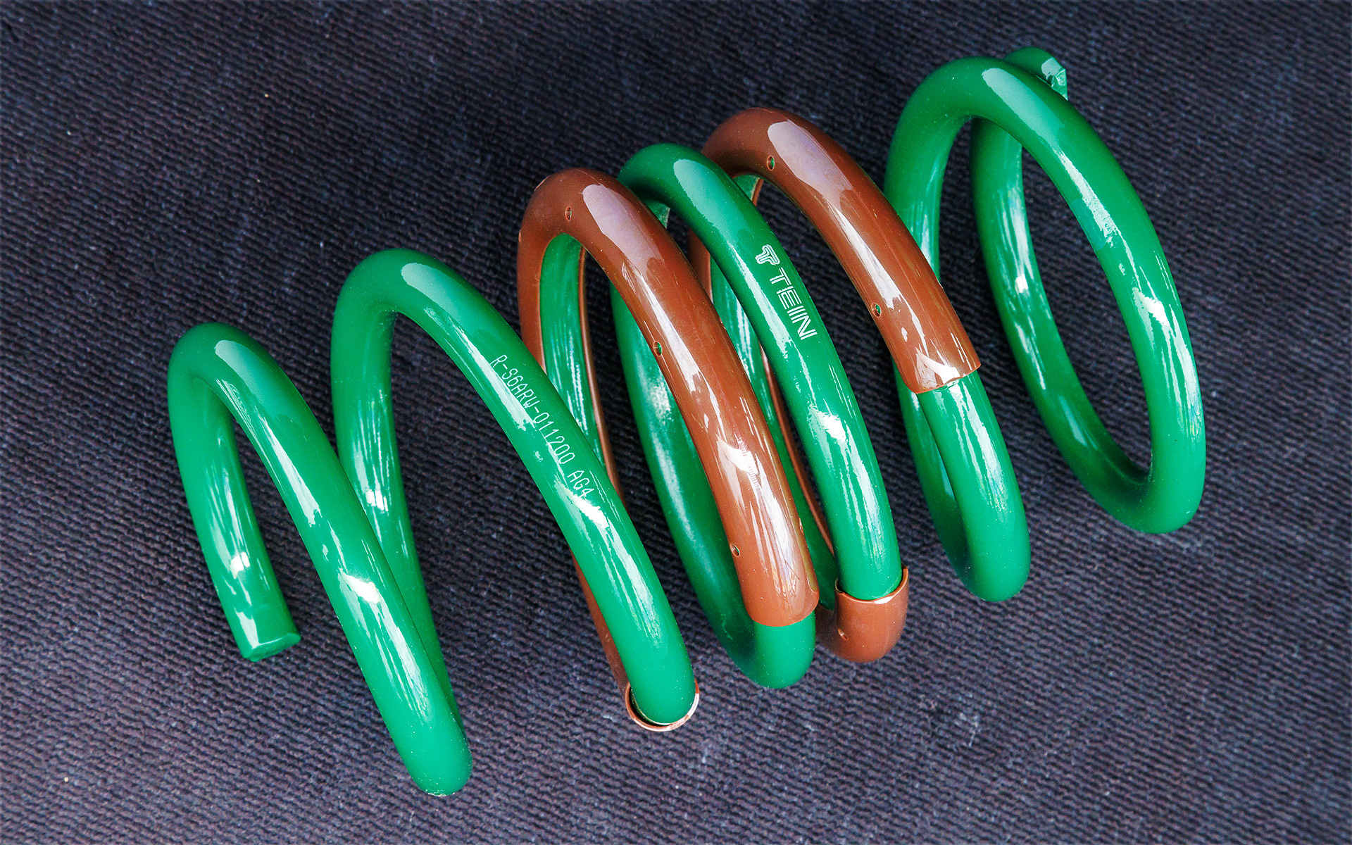 スプリングについては素材にSAE9254（引っ張り強度200kgf/mm2以上）を使用し冷間成形を行ない、優れた耐へたり性と高い品質安定性を実現したという。リアのスプリングシート部には樹脂製のスラストワッシャーが備わる