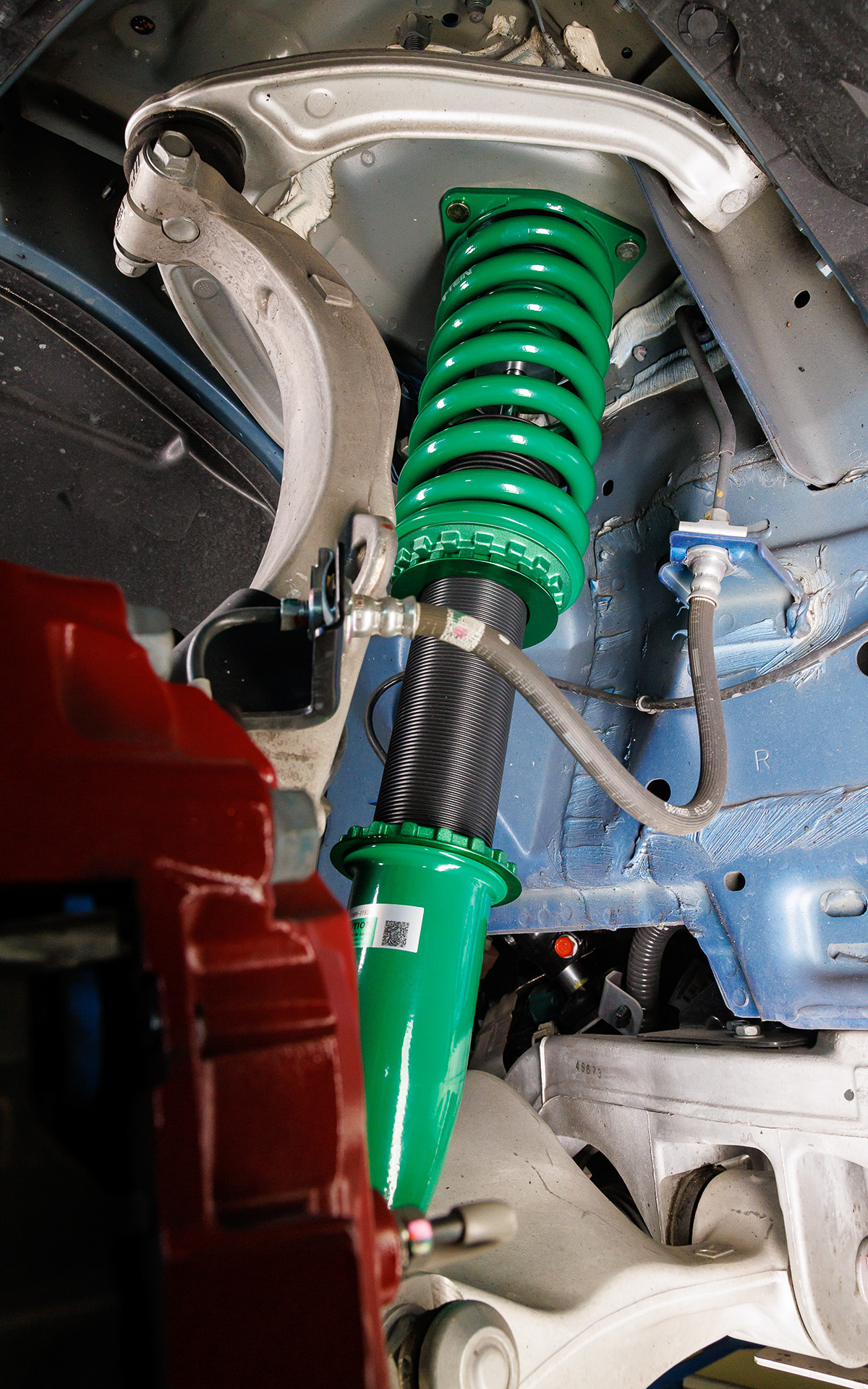 RZ34フェアレディZに「FLEX Z」を装着したところ。ショックにはブラスト処理した下地の上に防錆塗料を用いた特許取得済の2コート1べーク粉体塗装を用いた鮮やかなテイングリーンを採用