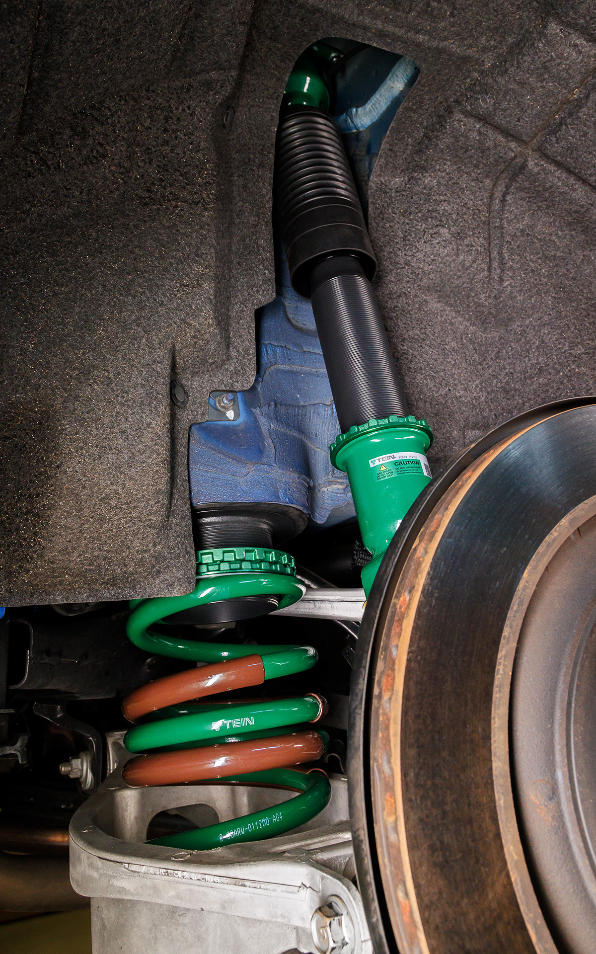 RZ34フェアレディZに「FLEX Z」を装着したところ。ショックにはブラスト処理した下地の上に防錆塗料を用いた特許取得済の2コート1べーク粉体塗装を用いた鮮やかなテイングリーンを採用