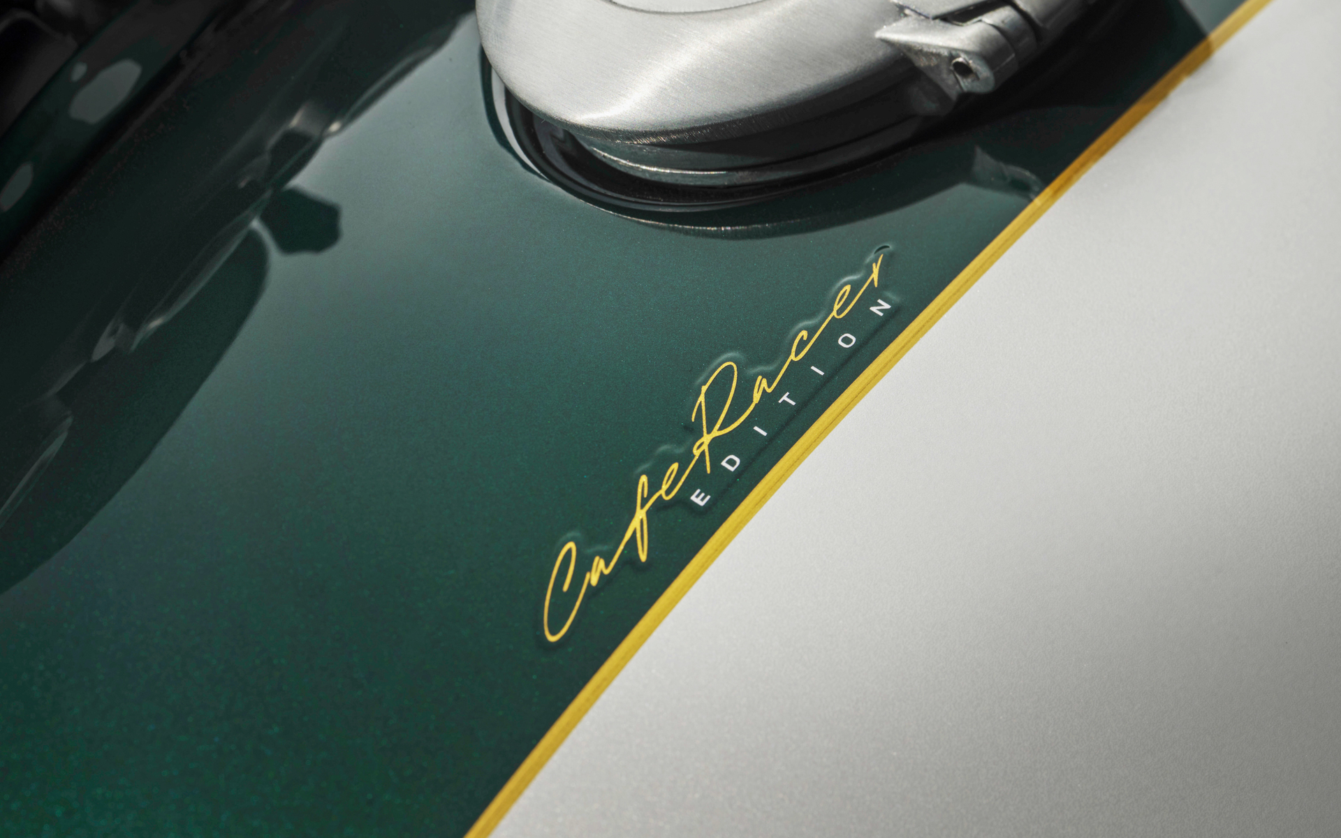 エンパイア・ゴールドのコーチラインとCafe Racer Editionの文字が入る