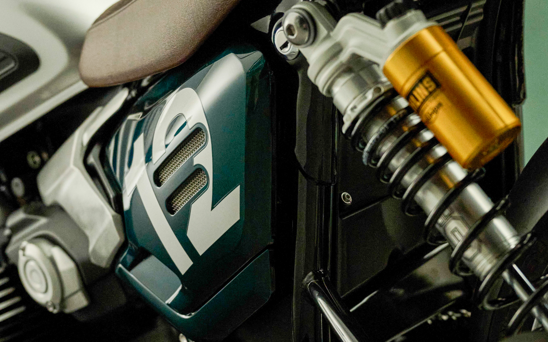 マルゾッキ製フロントフォークに、オーリンズ製リアサスペンションを採用