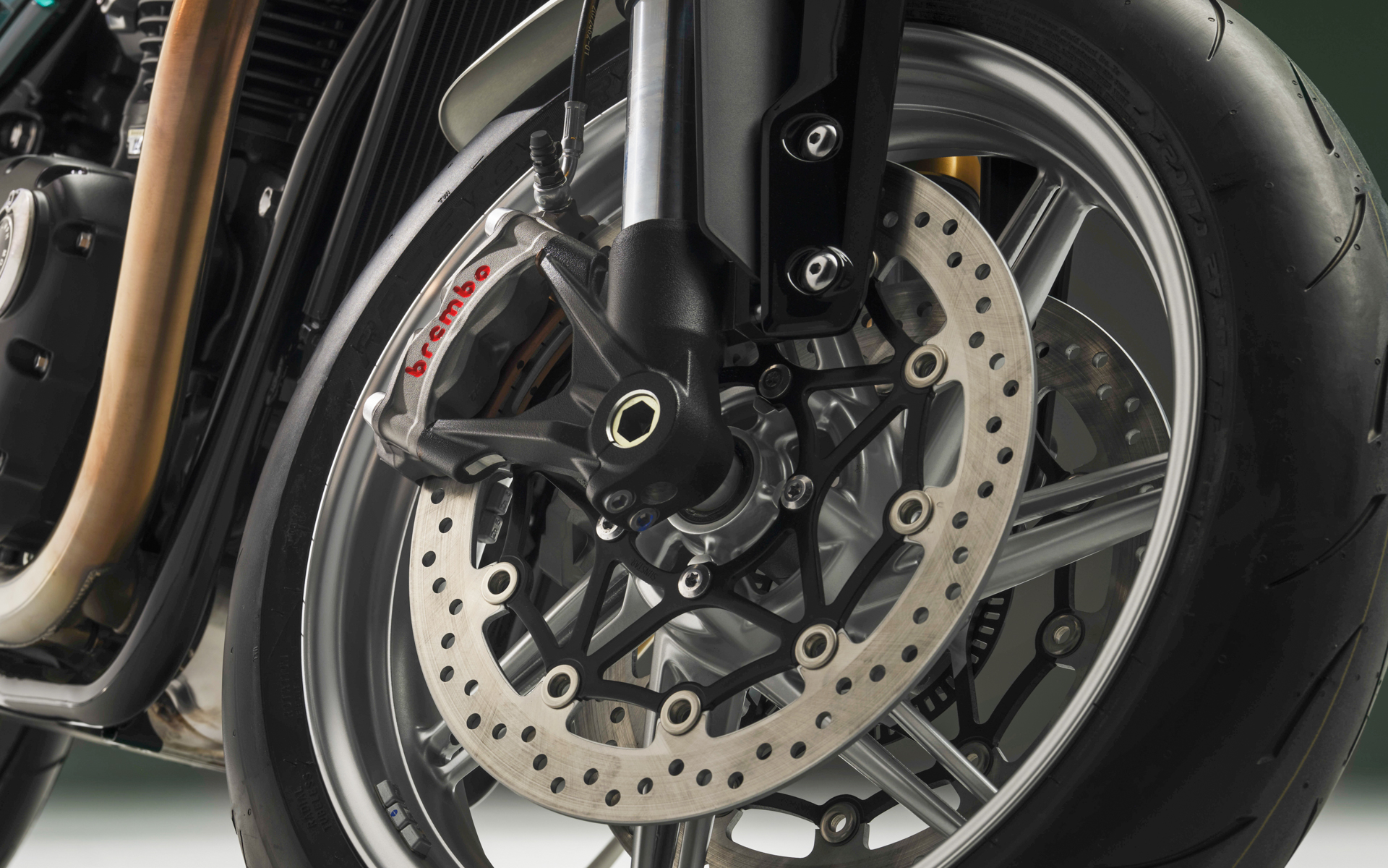 ブレーキは320mmディスクとブレンボ製Stylemaツインキャリパーを完備