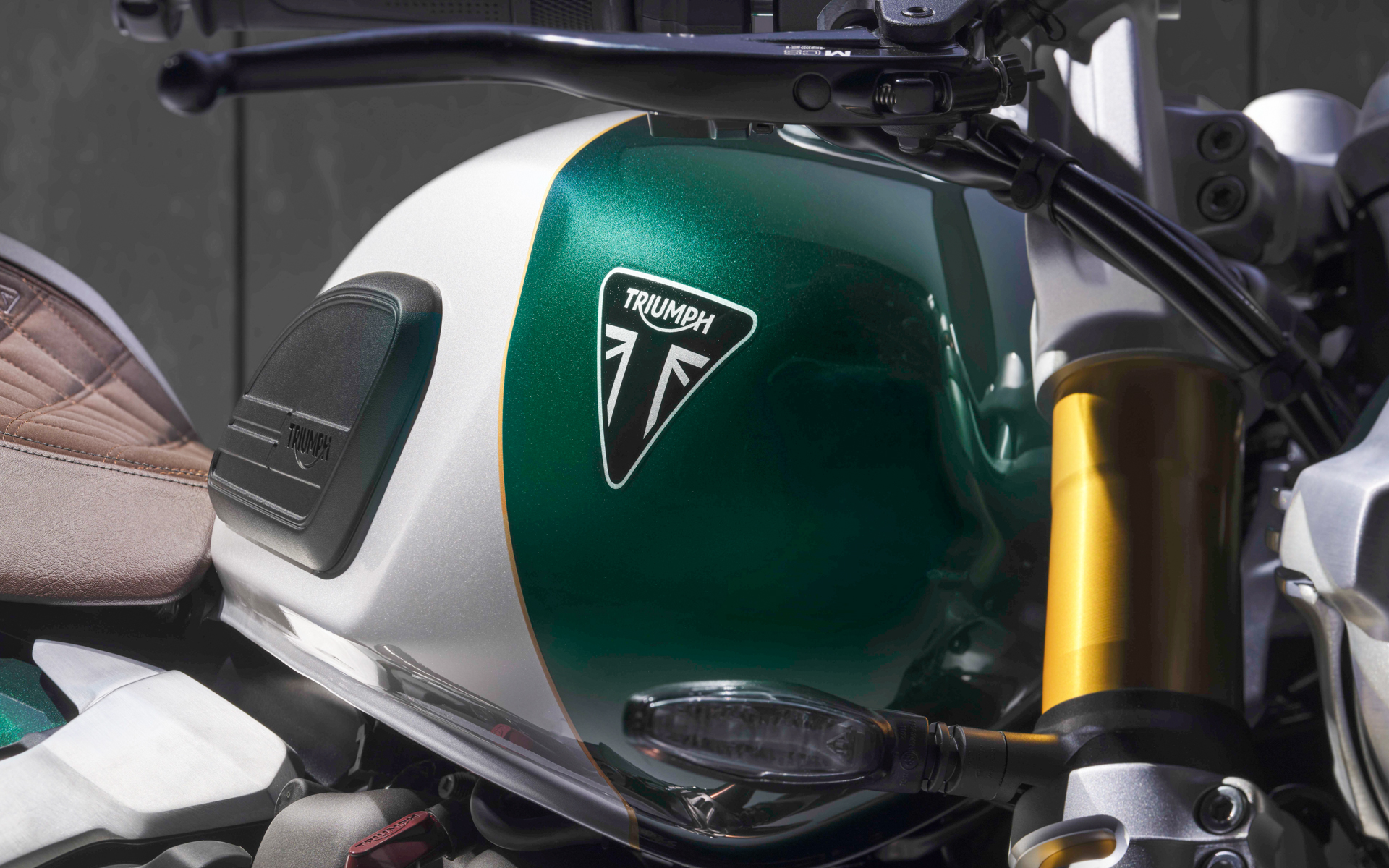 ガソリンタンクはシルバーとグリーンの2トーンを採用