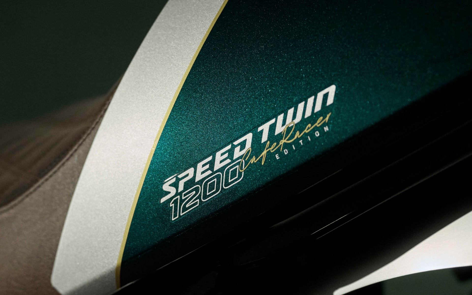 シートカウルにも「Speed Twin 1200 Cafe Racer Edition」の文字があしらわれている