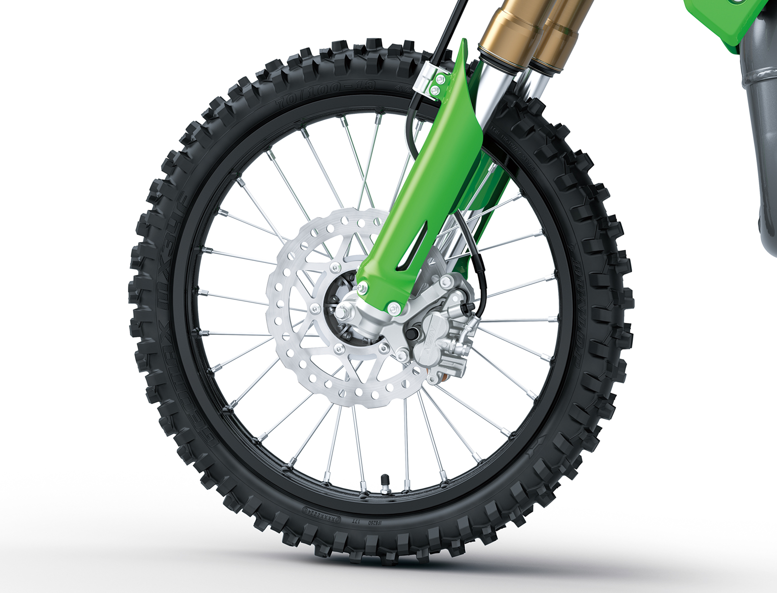 フロントブレーキには、従来モデルから大径化したφ240mmフロントブレーキディスクを採用。KX250と共通のキャリパー、マスターシリンダーを組み合わせることで、制動力、耐久力、コントロール性が向上。リアブレーキは、レバーの遊びを減らし、大径220mmブレーキディスクを採用することで、より精密なブレーキコントロールを可能としている