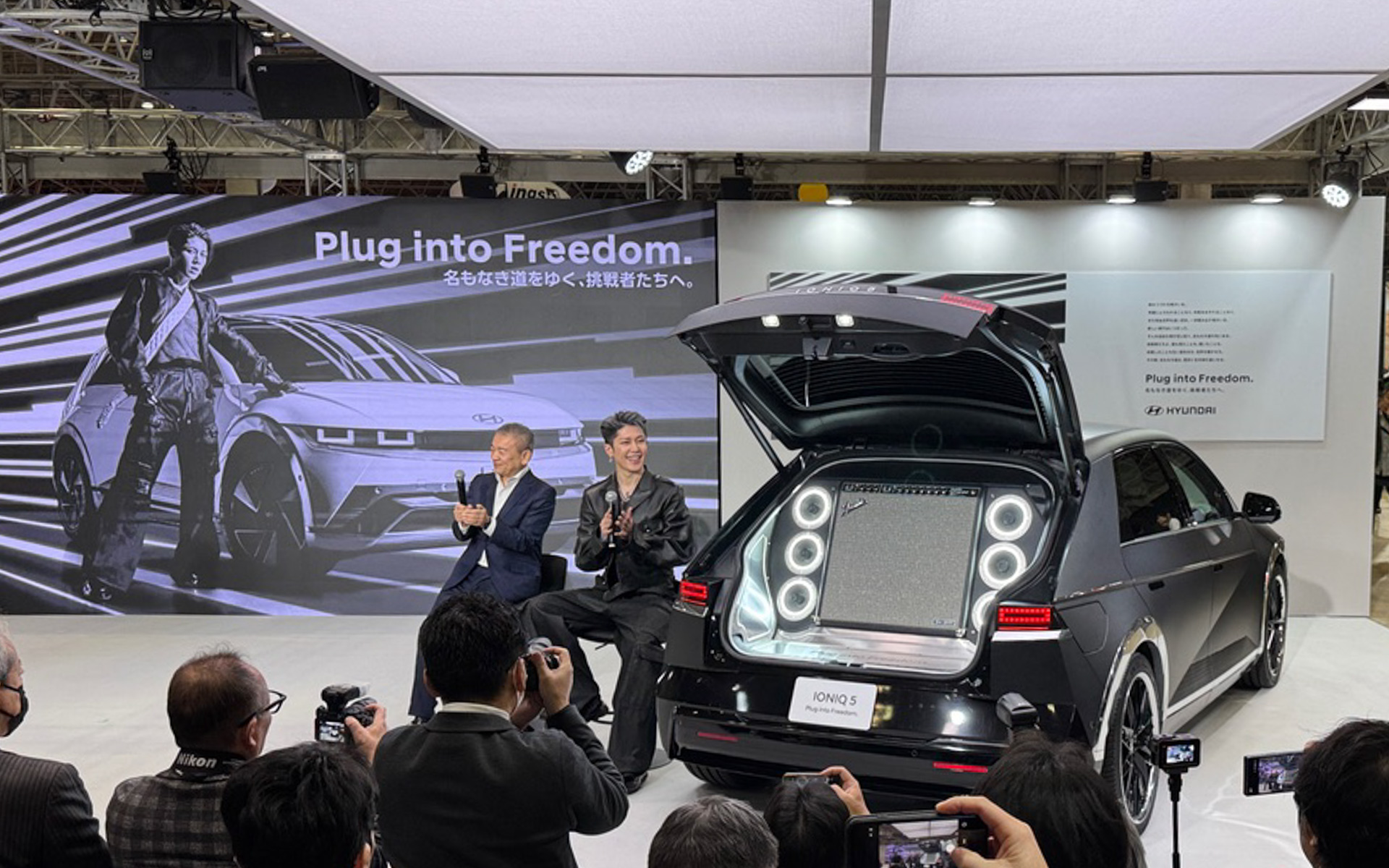 ヒョンデのブースには、ギタリストのMIYAVIさんが登場！　軽妙なトークと、今回のために制作したというスペシャル映像を初公開してくれました