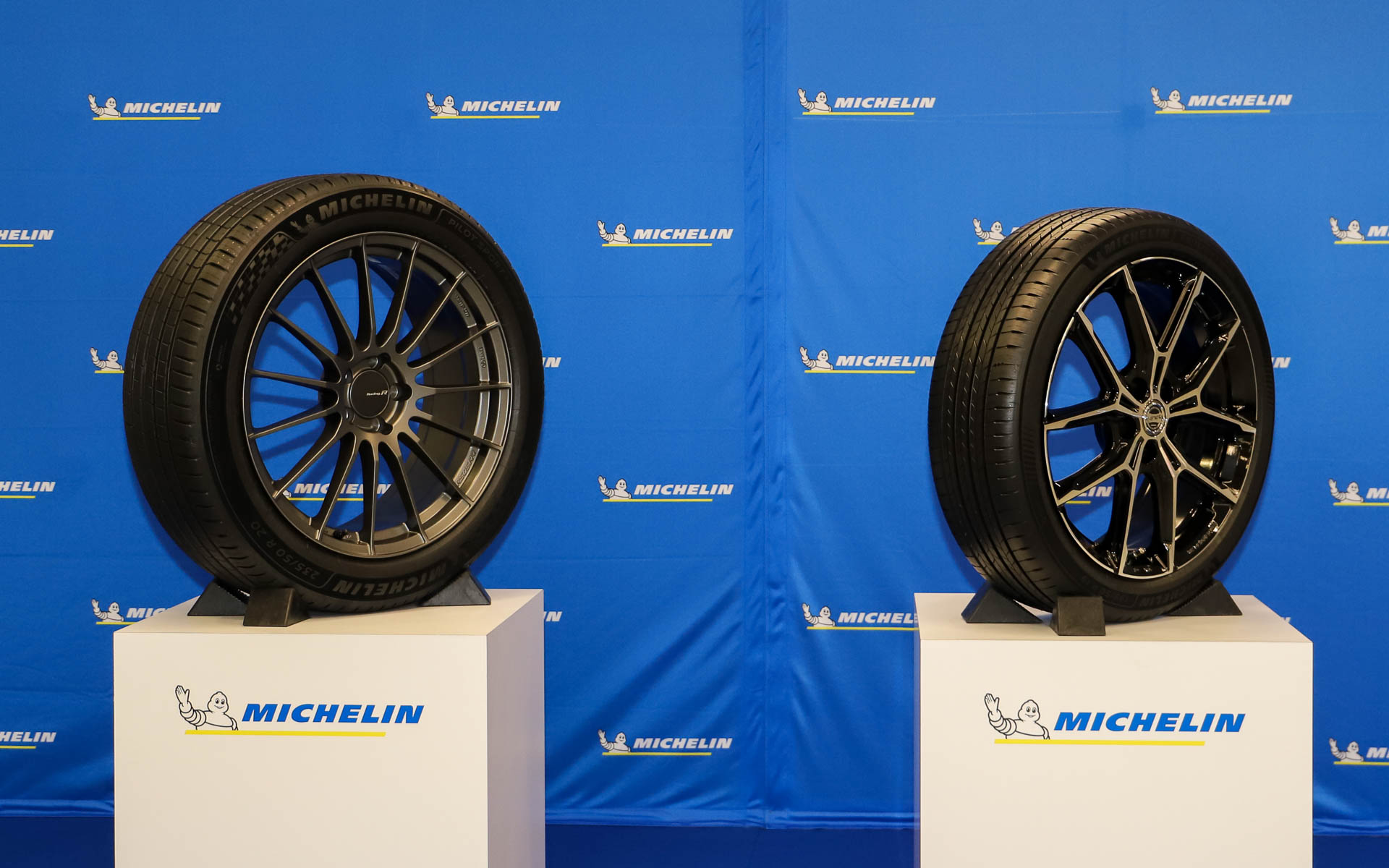 ハイグリップスポーツタイヤ「パイロットスポーツ 5 エナジー」（左）と、プレミアムコンフォートタイヤ「プライマシー 5 エナジー」（右）