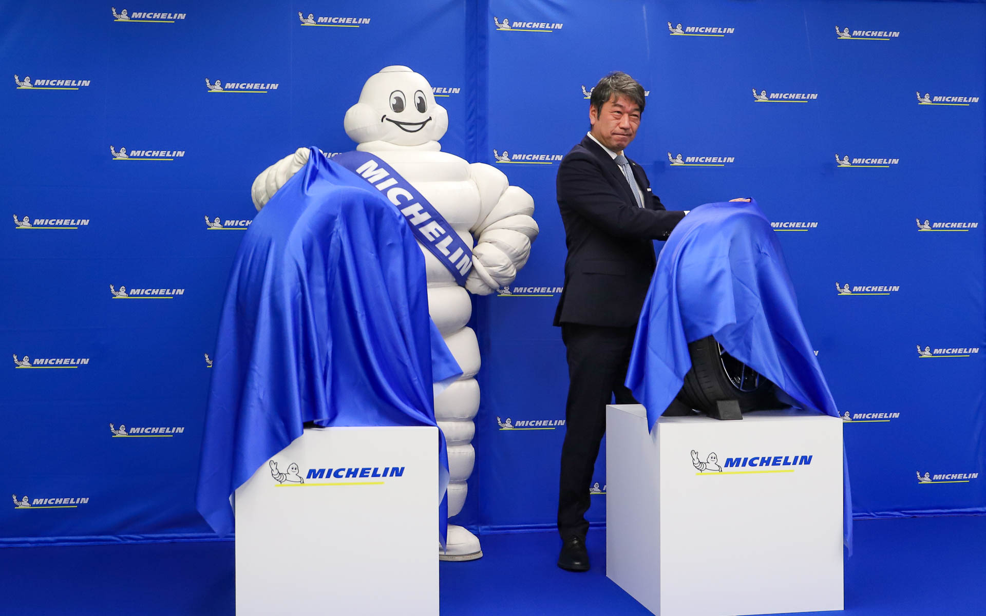 須藤氏のあいさつのあと、ミシュランマンと一緒にアンベールが行なわれた