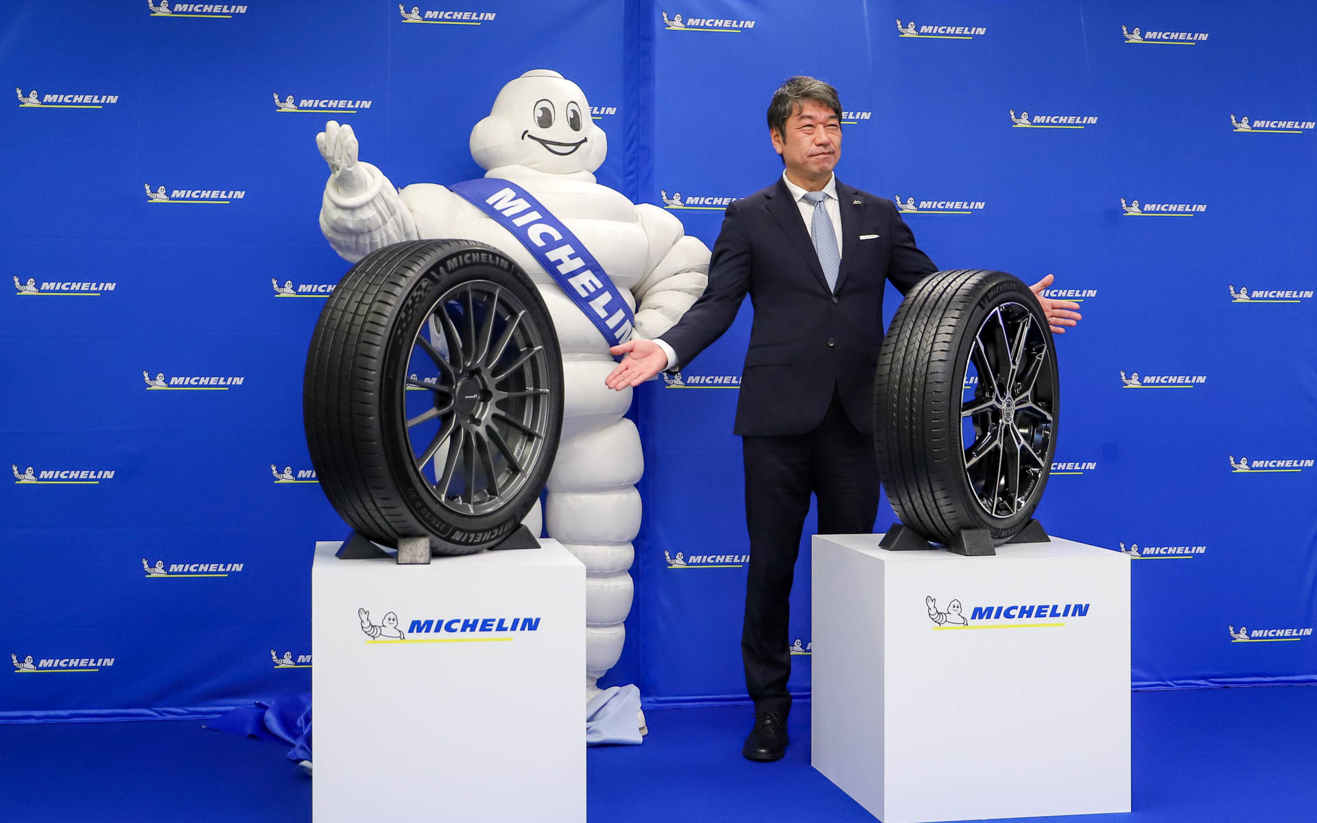 須藤氏とミシュランマンがパイロットスポーツ 5 エナジーとプライマシー 5 エナジーのアンベールを実施