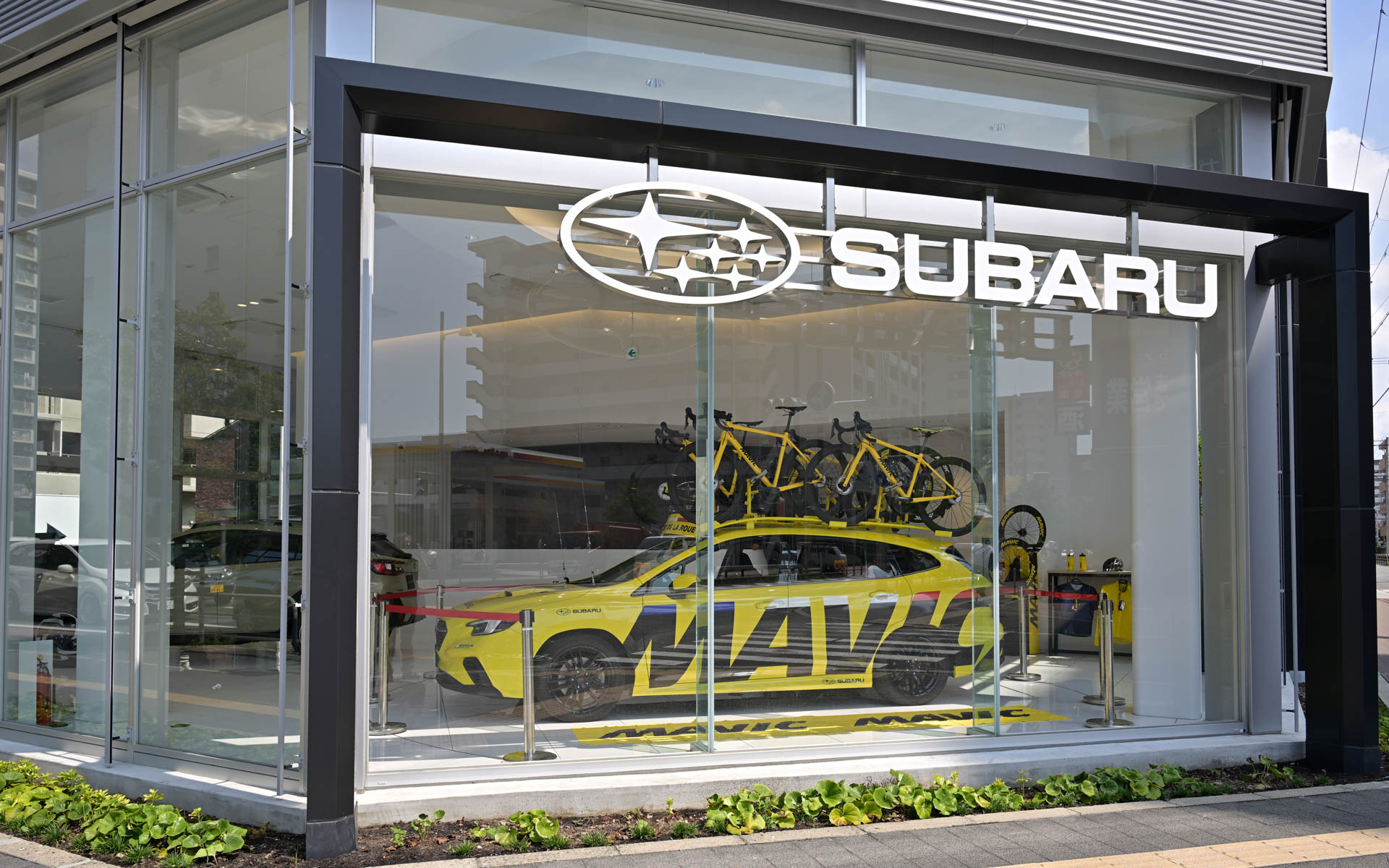 大阪スバル 城東店。グレーを基調とした、恵比寿の「SUBARU STAR SQUARE」のようなスタイリッシュな印象の外観。ショールーム内の展示車が外から見えるようになっていて、このときはレヴォーグのMAVICカーが展示されていた