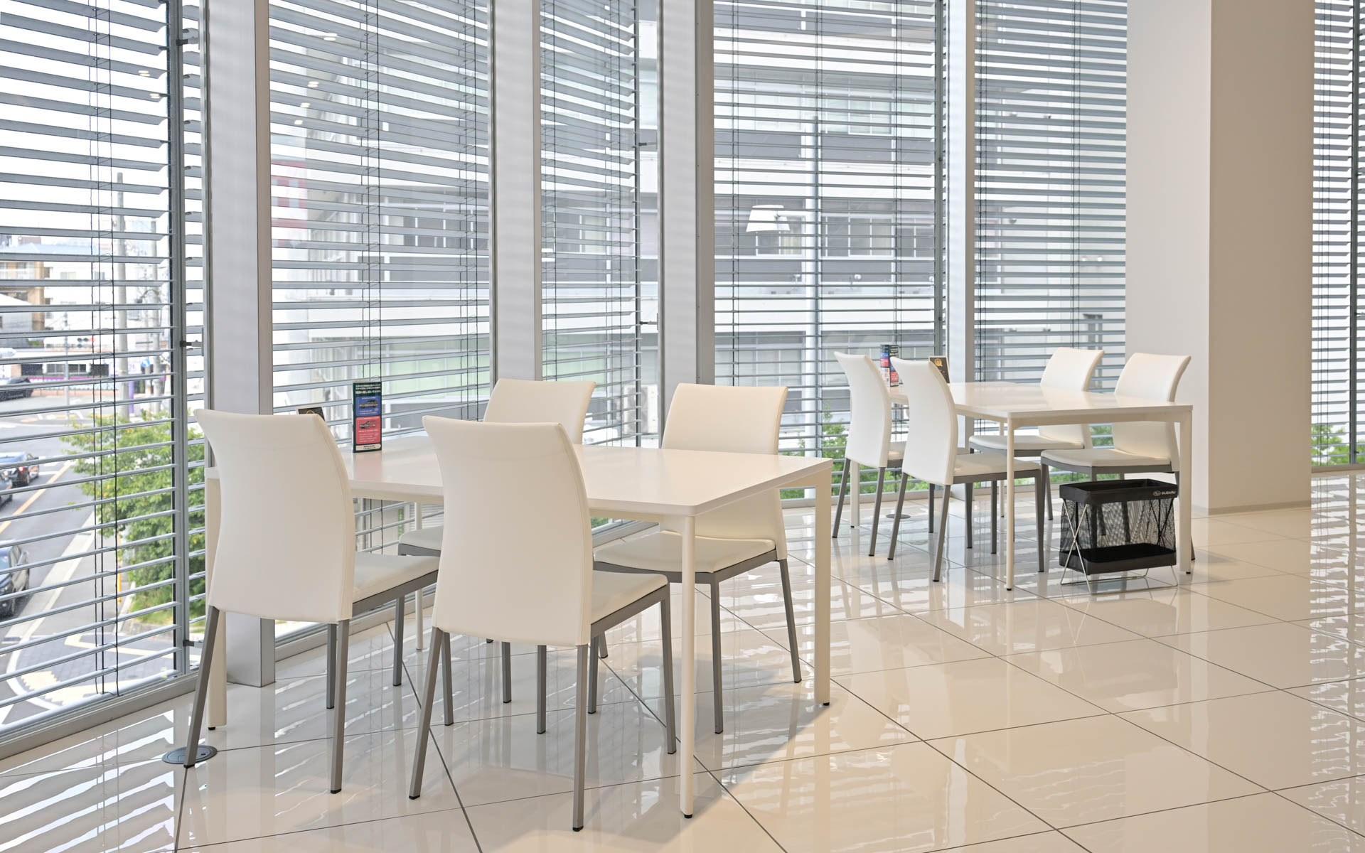 ナチュラルな印象で開放的な雰囲気のショールーム。整備待ちができるスペースや、キッズコーナーも完備