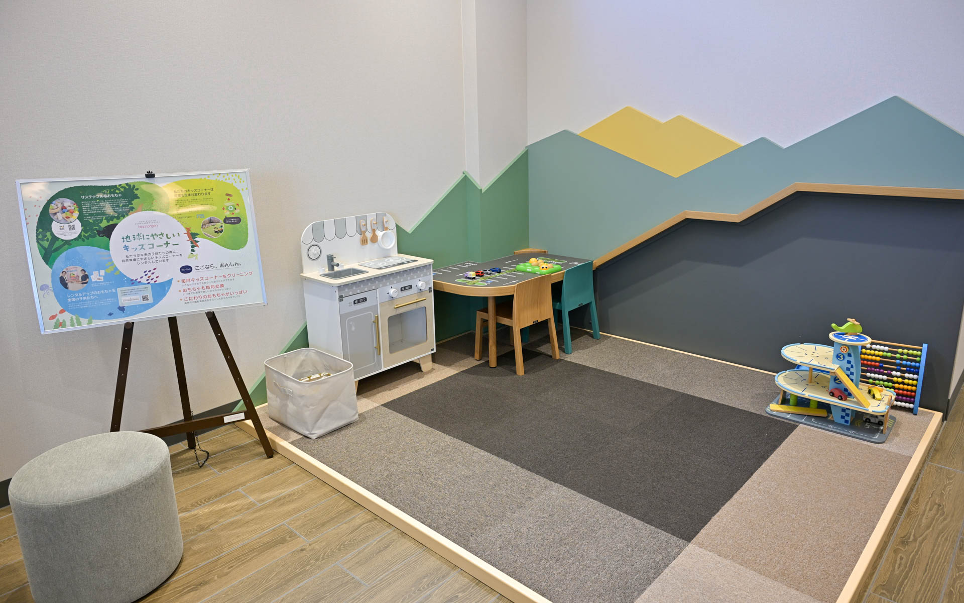 ナチュラルな印象で開放的な雰囲気のショールーム。整備待ちができるスペースや、キッズコーナーも完備