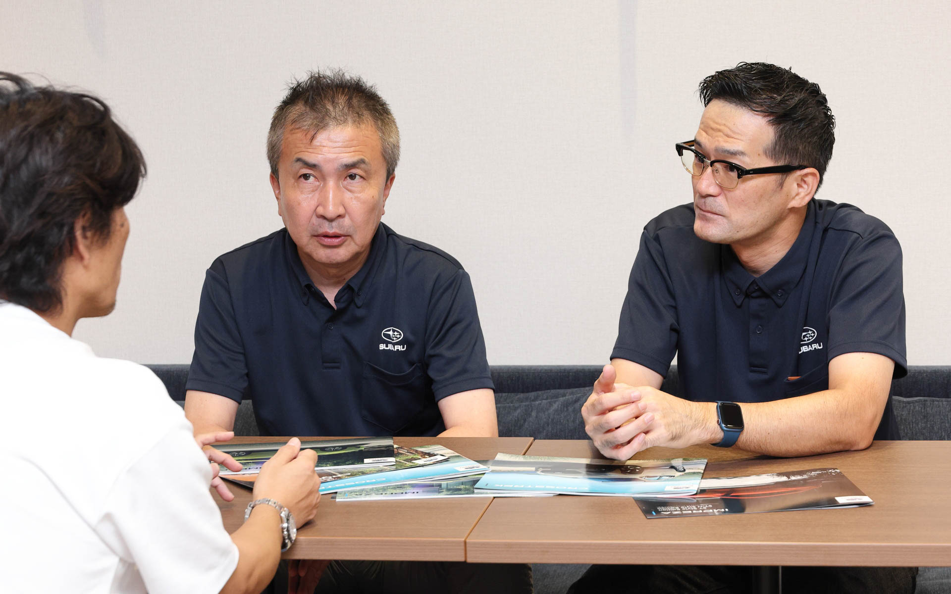 大阪スバル株式会社 近畿統括本部 統括支援部 部長 末吉秀昭さん（左）と、同 大阪営業本部 第一営業部 部長 道明晃生さん（右）にお話を聞いた