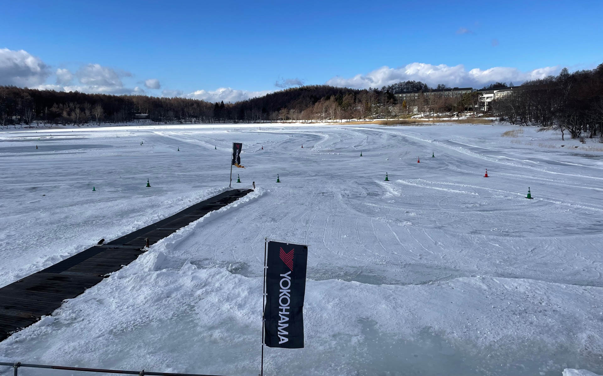カヤバ・モータースポーツ×iceGUARD8 Winter Driving Park2026。豪雪だと思っていた女神湖。しかし湖周辺も道路に雪はなかった。押し寄せる寒気で女神湖には分厚い氷が張っていたのでホッとした