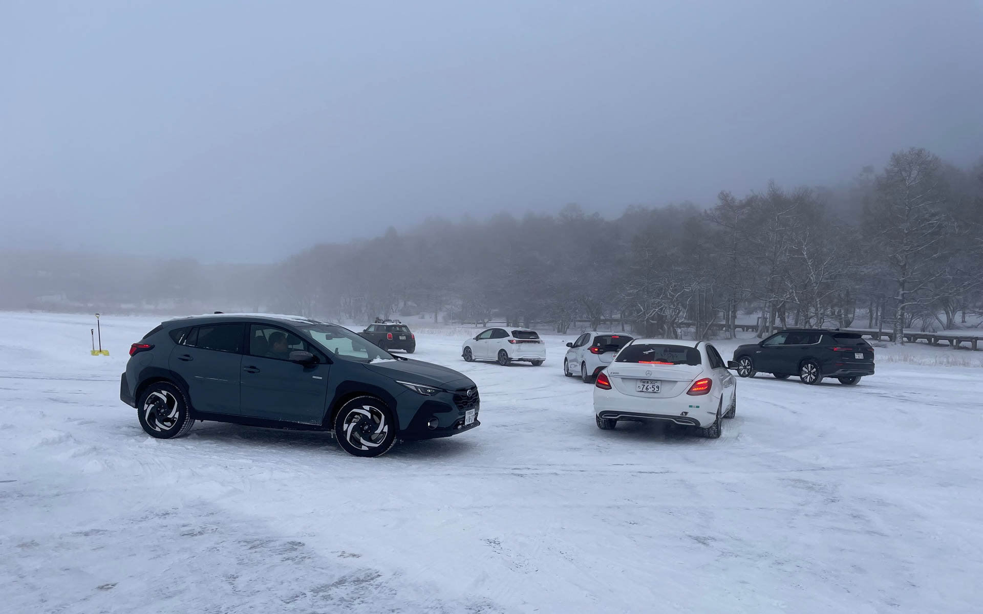 ハンドリング路エリア。カヤバ・モータースポーツ部のメルセデスとヤリスも一般参加者に混じって訓練を受ける。油圧のトップメーカーだけに多彩な車種を持ち込んだ
