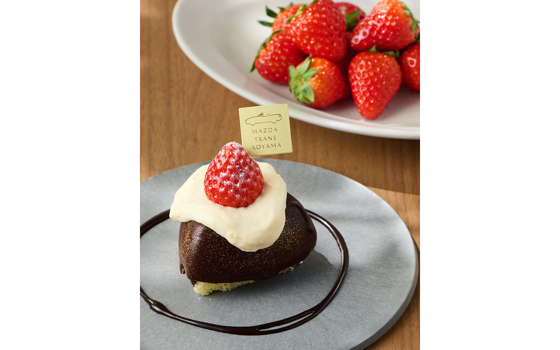 ロータリーエンジンの形をモチーフにした「ロータリーケーキ」（990円）