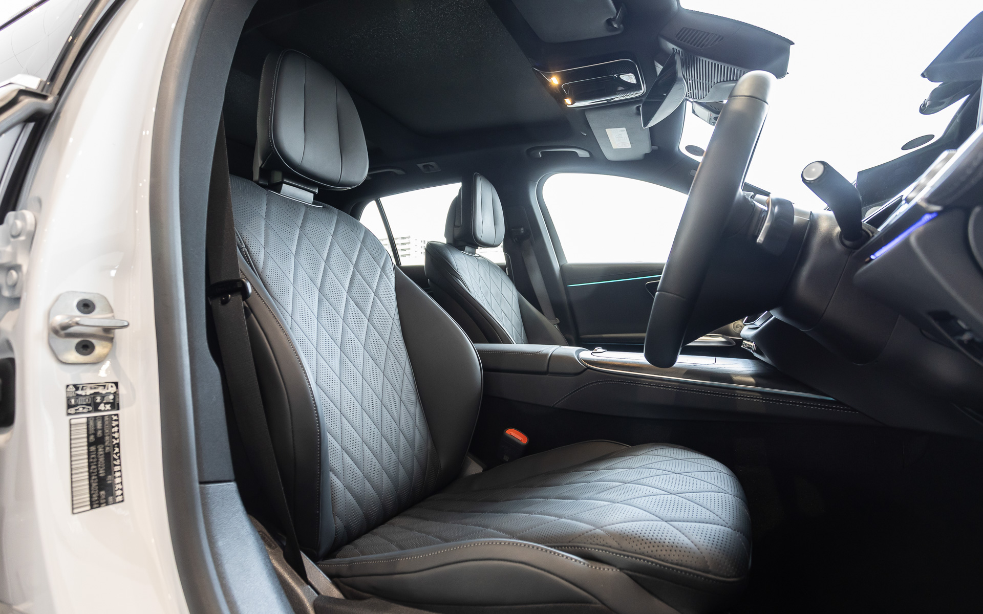 インテリアはセンターコンソールがダッシュボード下部まで直線的に伸びて融合するデザインとなり、最新世代のMBUX（メルセデス・ベンツ・ユーザー・エクスペリエンス）ハイパースクリーンを搭載。ディスプレイ上の主要アイコンは、よりフラットでシンプルなデザインに変更し、サードパーティ製のアプリケーションのインストールを可能にするオペレーティングシステムも新たに開発された。