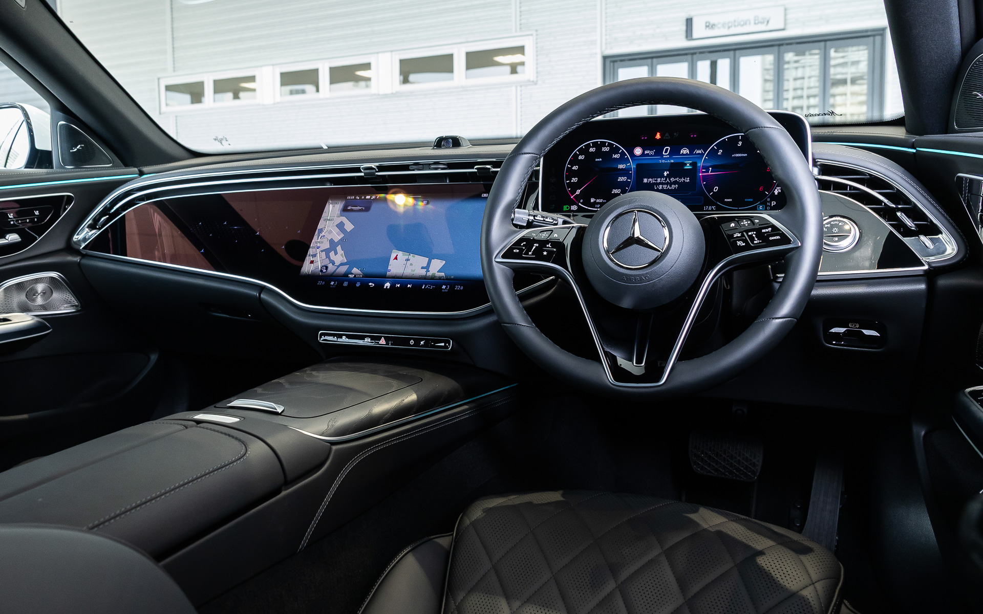 インテリアはセンターコンソールがダッシュボード下部まで直線的に伸びて融合するデザインとなり、最新世代のMBUX（メルセデス・ベンツ・ユーザー・エクスペリエンス）ハイパースクリーンを搭載。ディスプレイ上の主要アイコンは、よりフラットでシンプルなデザインに変更し、サードパーティ製のアプリケーションのインストールを可能にするオペレーティングシステムも新たに開発された。