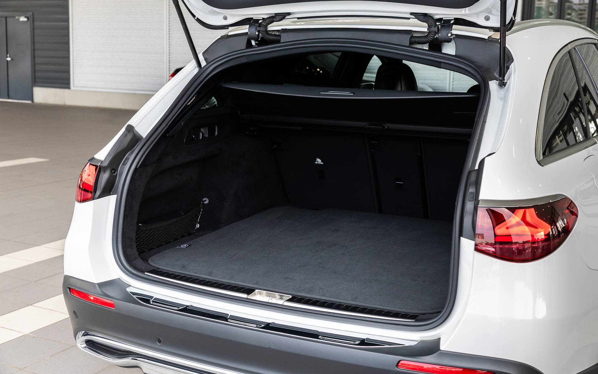 ラゲッジスペースは615Lで、最大1830Lまで拡大可能