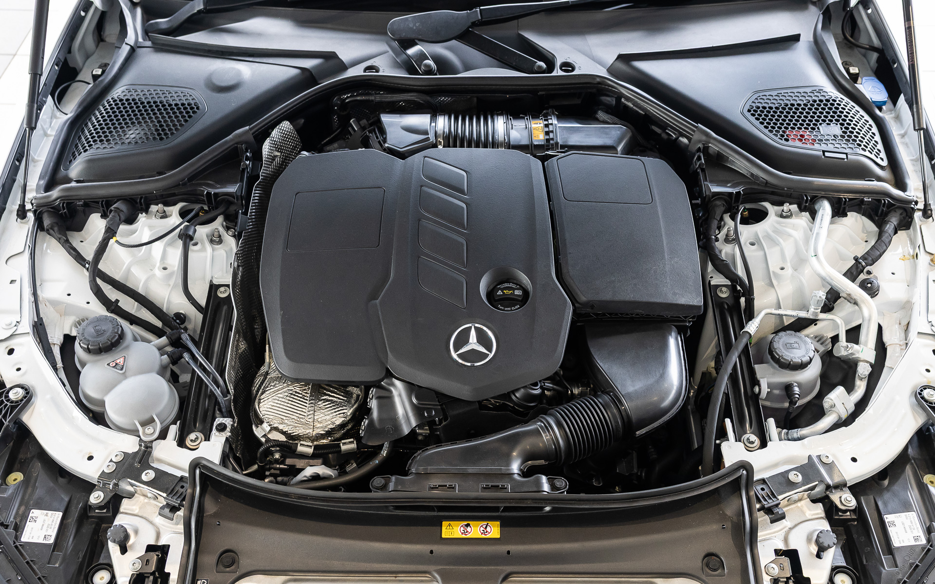 パワートレーンはエンジン単体で最高出力145kW（197PS）、最大トルク440Nmを発生する直列4気筒2.0リッタークリーンディーゼルターボエンジン「OM654M」を搭載。エンジンとトランスミッションの間に配置される電気モーターのISGによって、瞬間最大で17kW（23PS）、205Nmのブーストをかけられ、スムーズな加速感と燃費低減を両立した。トランスミッションは「9G-TRONIC」