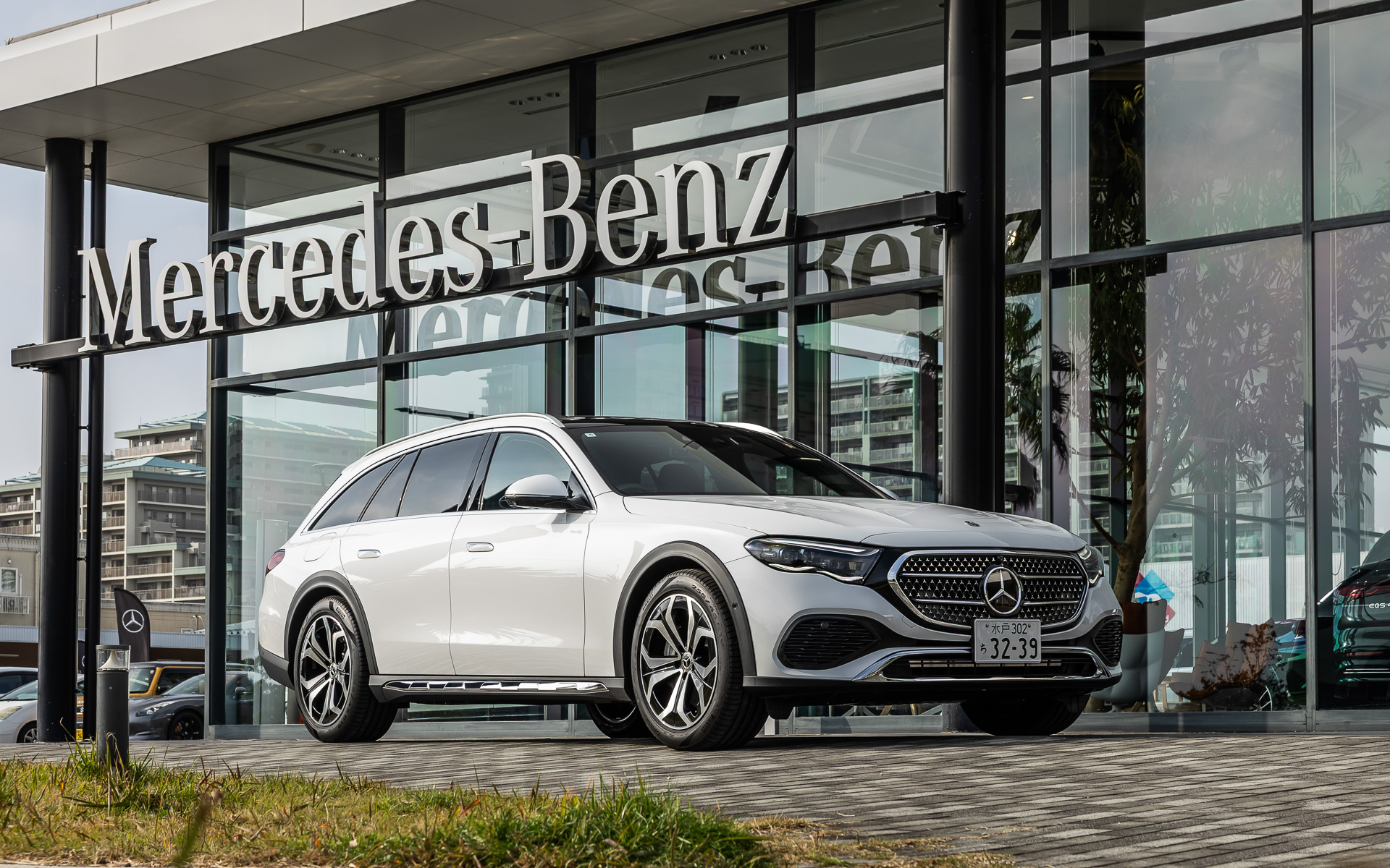 今回試乗したのはSUV譲りのデザインや機能、ステーションワゴンの実用性を兼ね備えたクロスオーバーモデル「E 220 d 4MATIC All-Terrain(ISG 搭載モデル)」（1135万円）。四輪駆動システム「4MATIC」など、SUV開発の歴史の中で蓄積したオフロード技術を採用し、オールラウンドな走行性能を備えたEクラス唯一の四輪駆動クリーンディーゼルモデルになる