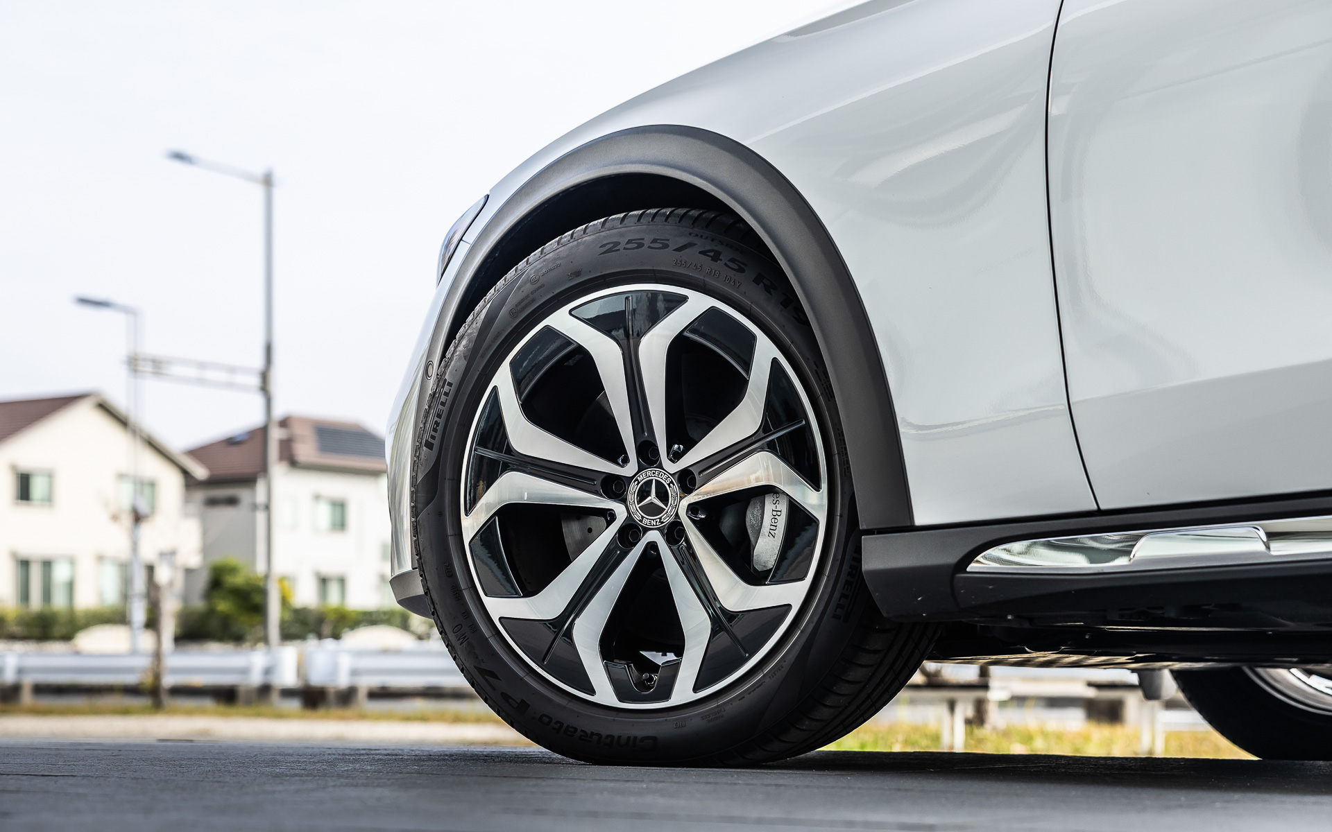 専用の19インチアルミホイールにピレリ「CINTURATO P7」をセット