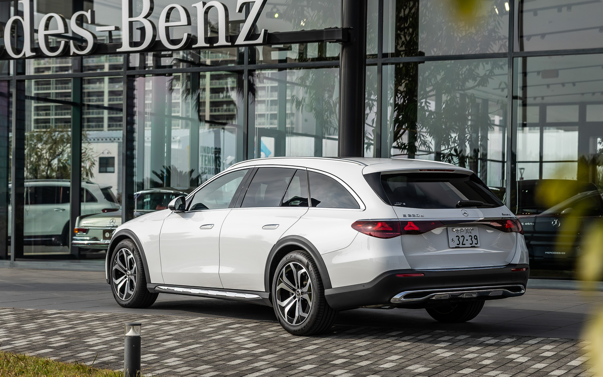 エクステリアではメルセデスのSUVモデルに共通する2本のフィンをあしらったラジエーターグリルをはじめ、前後バンパー下部のシルバークロームアンダーライドガードやブラックのホイールアーチカバーを採用することでSUVらしさを強調。また、リアまわりでは特徴的なツーピース型LEDリアコンビネーションランプを採用。ボディサイズは4960×1890×1495mm（全長×全幅×全高）でステーションワゴンとほぼ同じ全長と全幅だが、145mmの最低地上高と乗降のしやすさを両立しているのが特徴