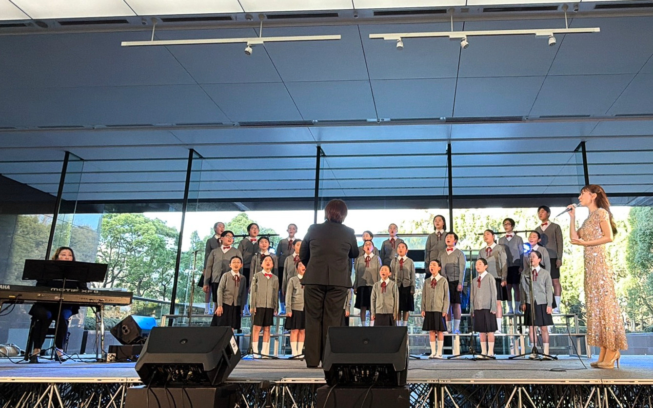 May J.さんと本郷小学校合唱団による「Believe」