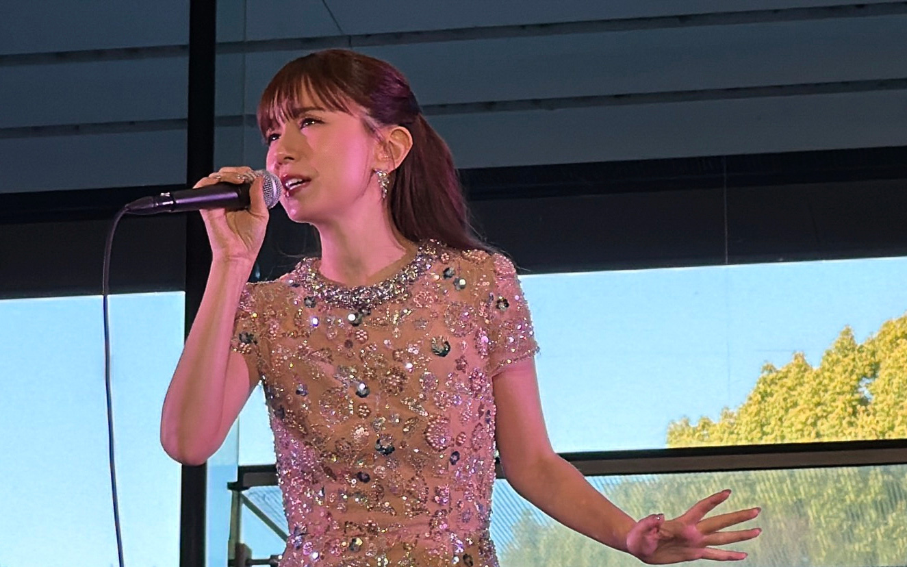 トヨタ自動車東京本社内のロビーで歌声を届けるMay J.さん