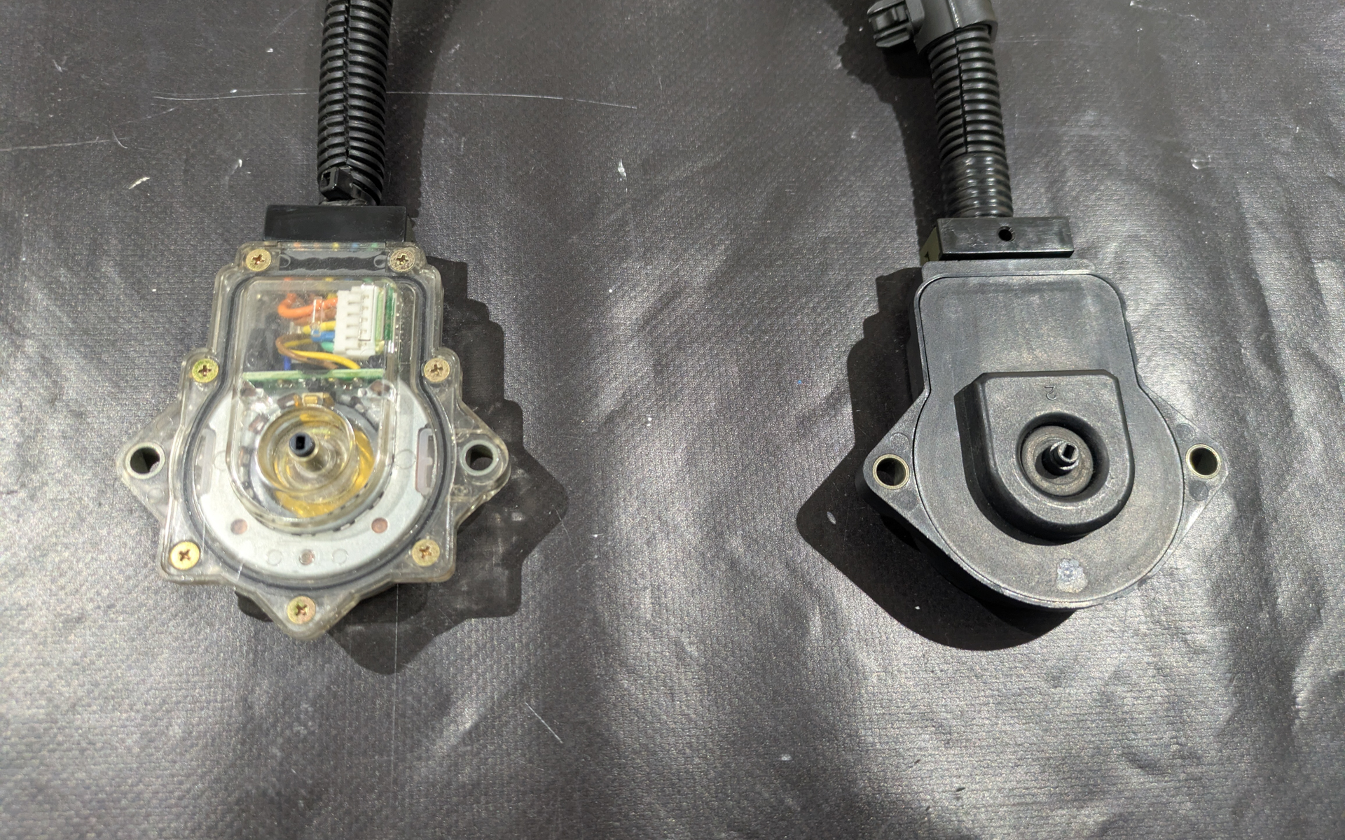 サスペンションロッドの先端に装着するタイプのステッピングモーター