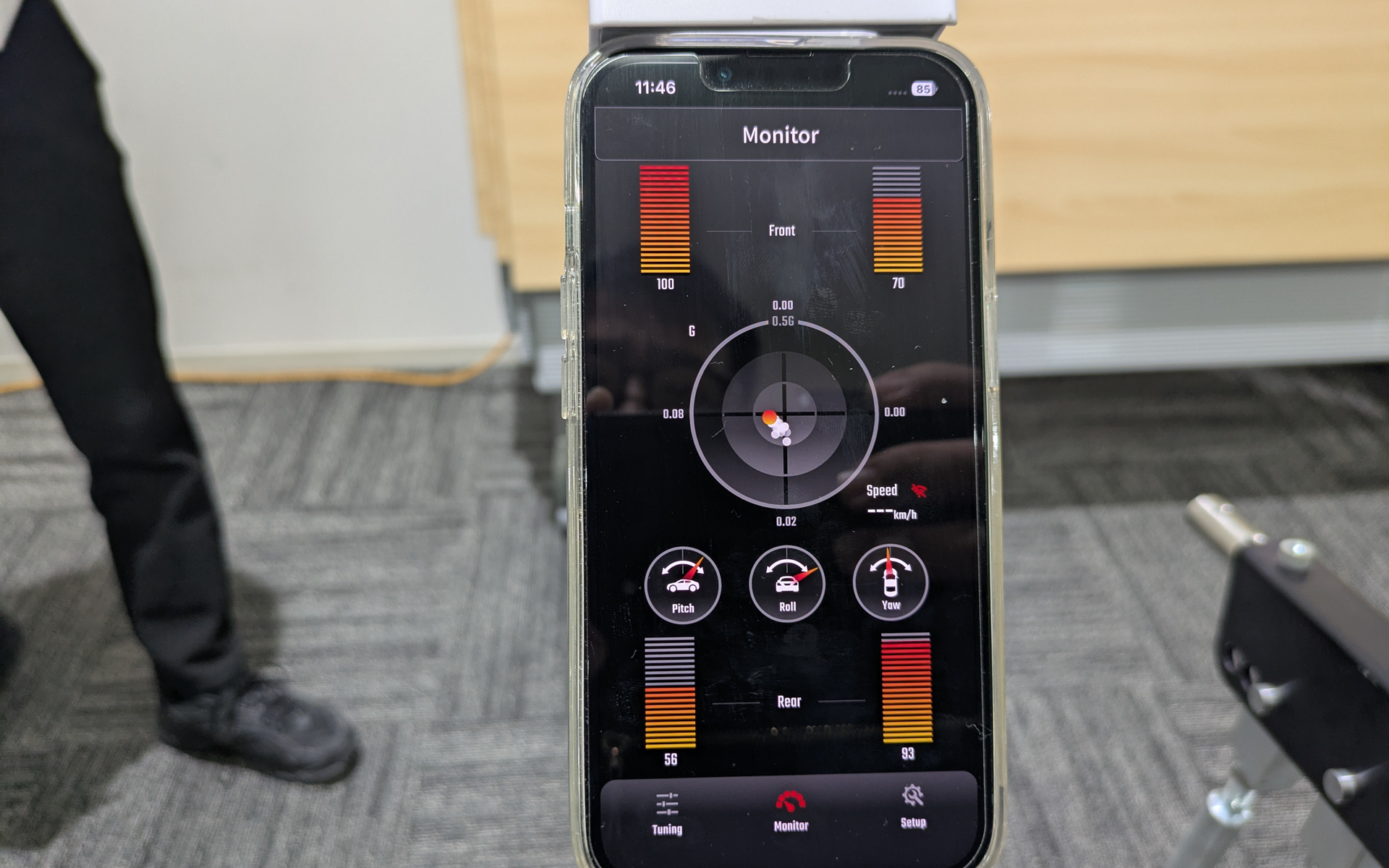 モニター表示では、4輪のリアルタイム減衰力のほかに、Gボールやジャイロメーターを備える