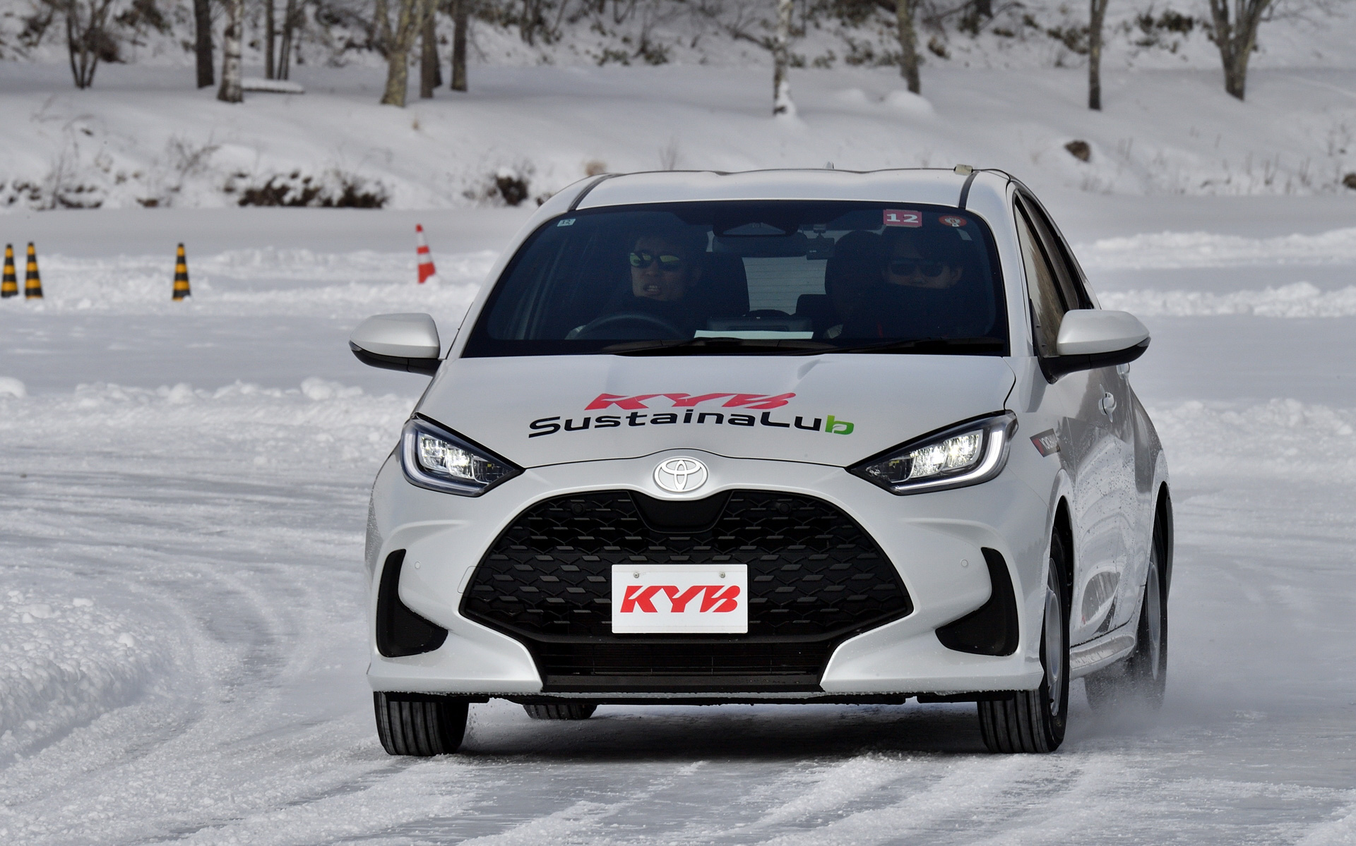 女神湖で行なわれたWinter Driving Parkでは、横浜ゴムの協力を得て今シーズンデビューの「iceGUARD 8」と「iceGUARD 7」の比較試乗も用意。またカヤバ・モータースポーツ部の協力で、ショックアブソーバーに使うサステナルブオイルの比較試乗も行なわれた