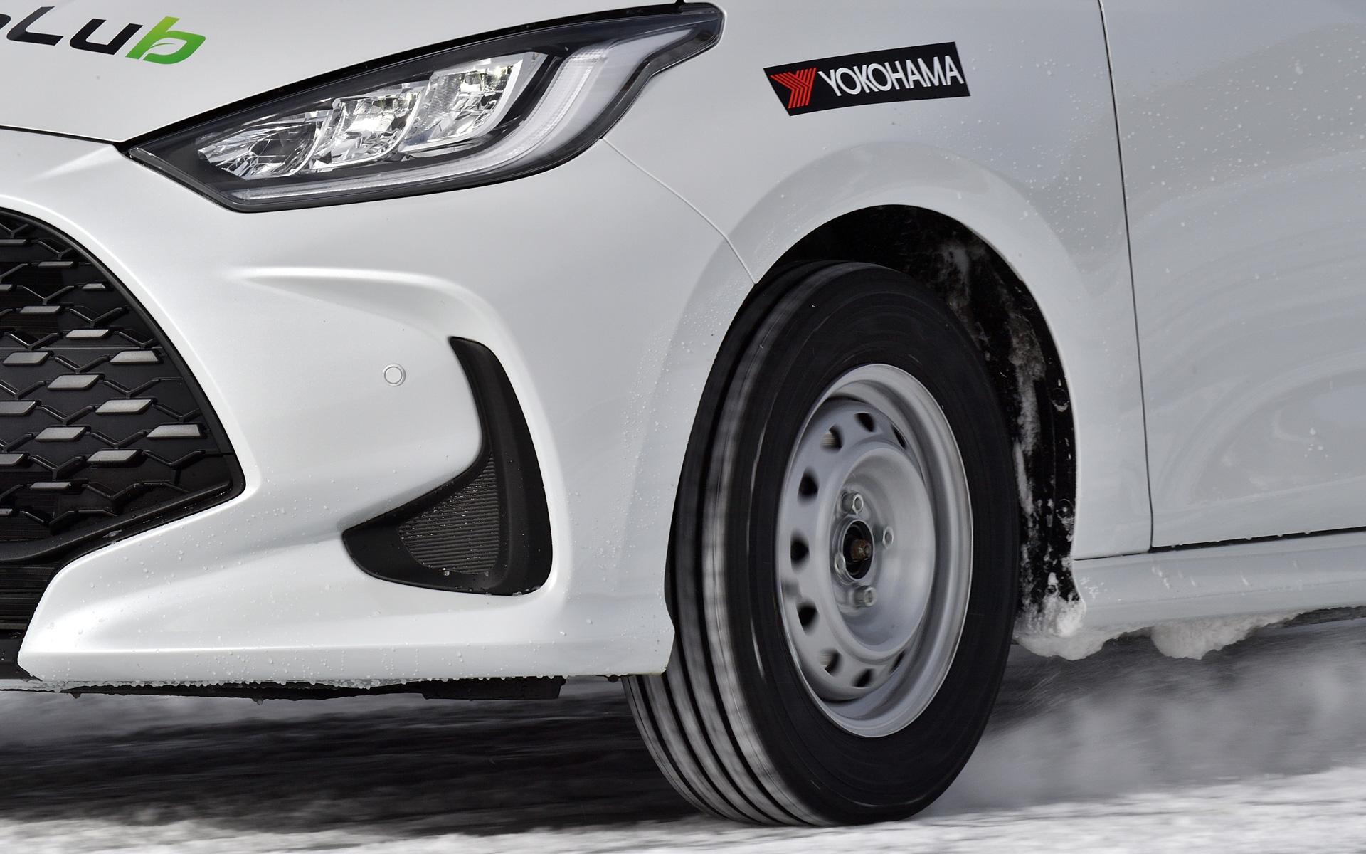 女神湖で行なわれたWinter Driving Parkでは、横浜ゴムの協力を得て今シーズンデビューの「iceGUARD 8」と「iceGUARD 7」の比較試乗も用意。またカヤバ・モータースポーツ部の協力で、ショックアブソーバーに使うサステナルブオイルの比較試乗も行なわれた