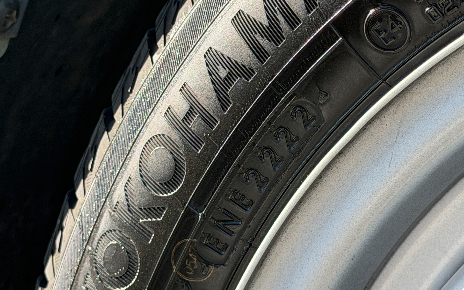 刻印は「2222」とあり2022年の22週製造