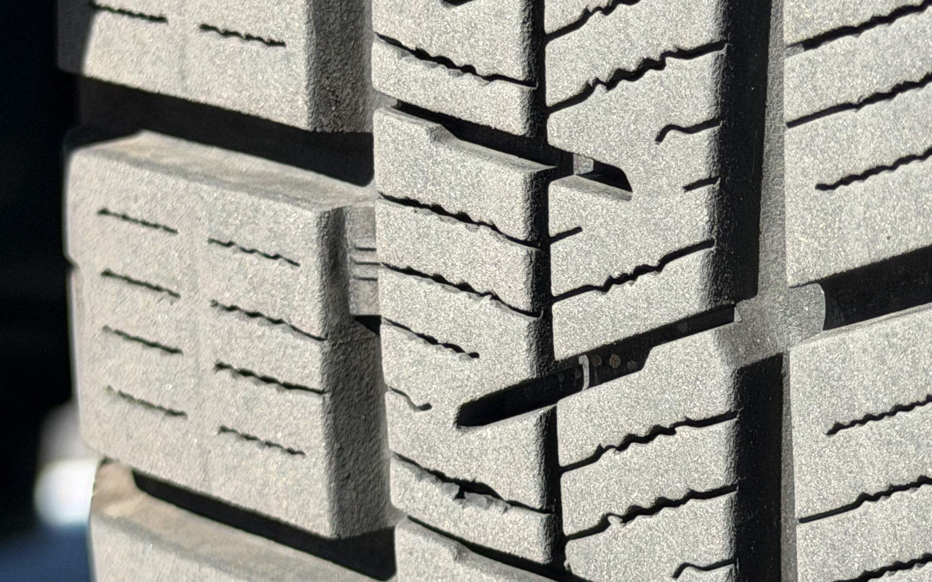 残り溝は冬用タイヤとしての使用限度を示す「プラットホーム」までは減っていない