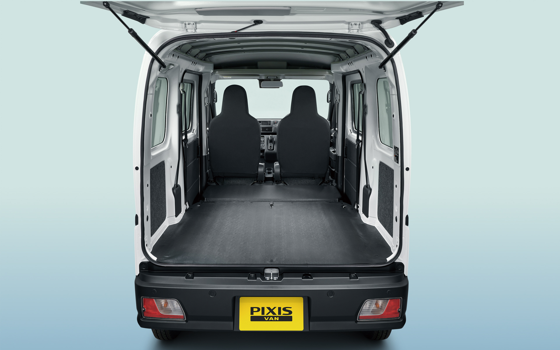 荷室サイズ1920×1270×1250mm（長さ×幅×高さ/社内測定値）を確保