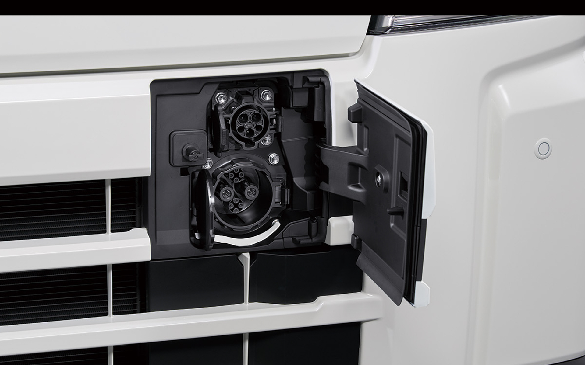 フロントグリルに充電ポートを配置。普通充電と急速充電（CHAdeMO）を完備