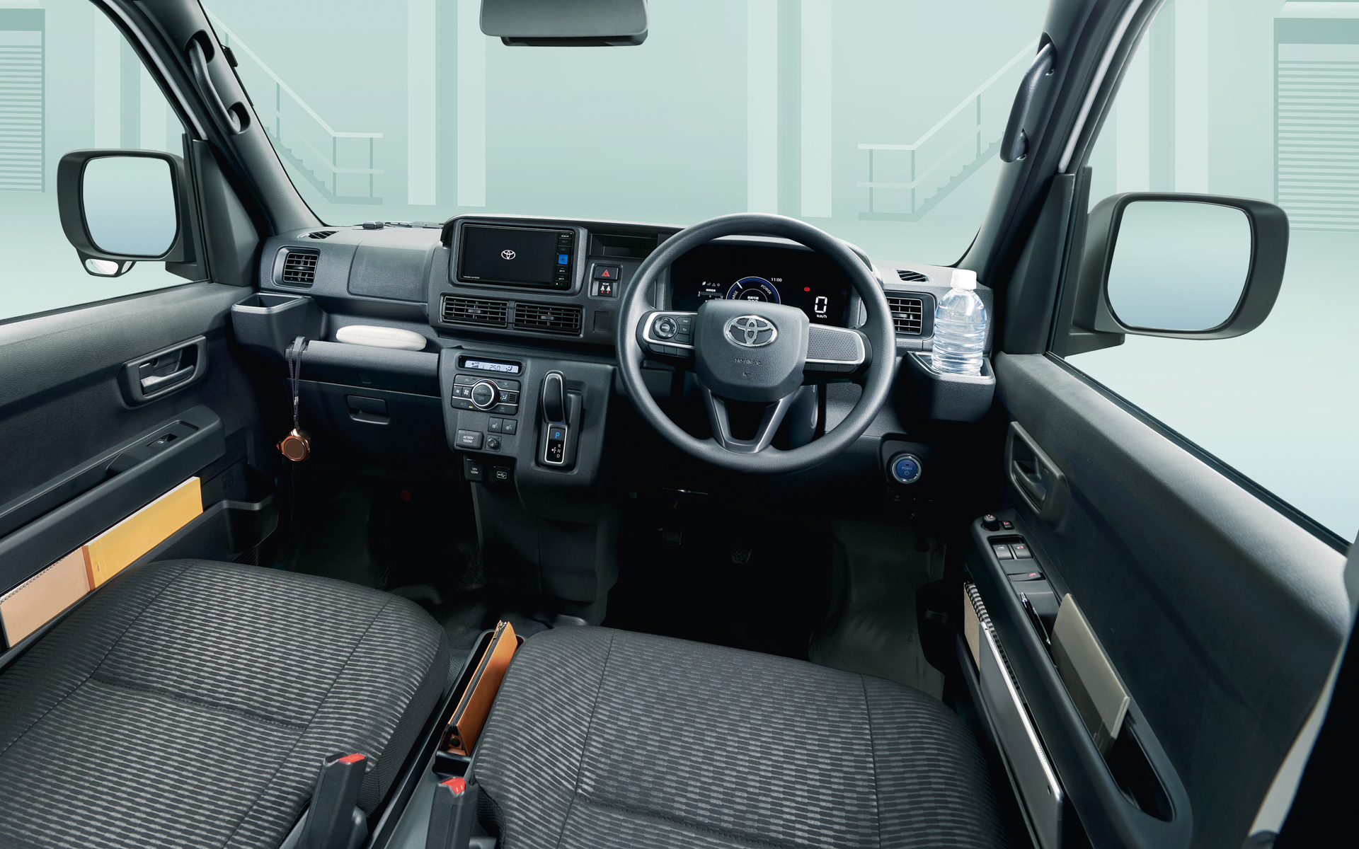 汚れても水拭き可能な「撥水機能付フルファブリックシート表皮」のシートには、運転席と助手席ともにヒーターを搭載