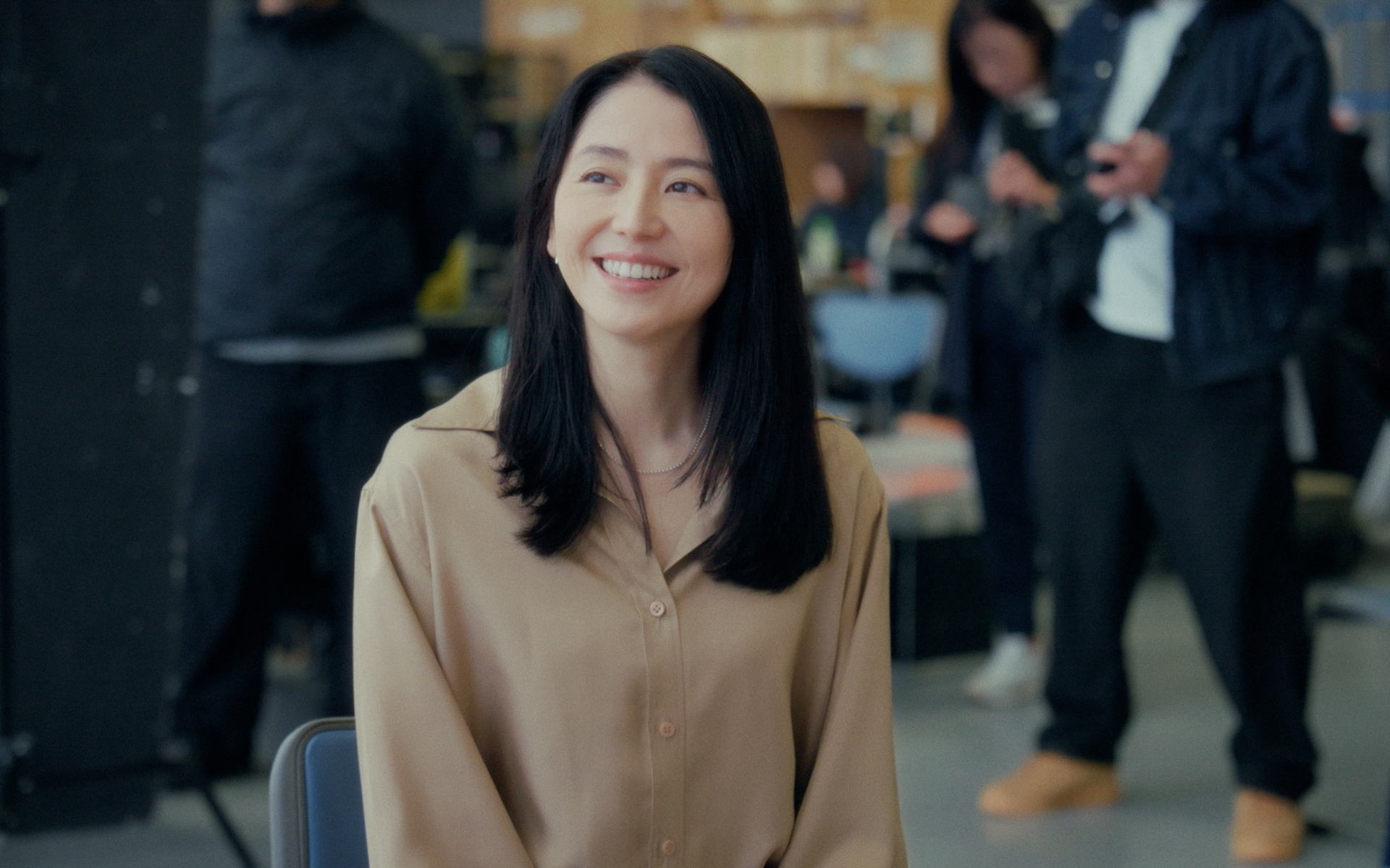 BYDの技術についての説明に耳をかたむける長澤まさみさん