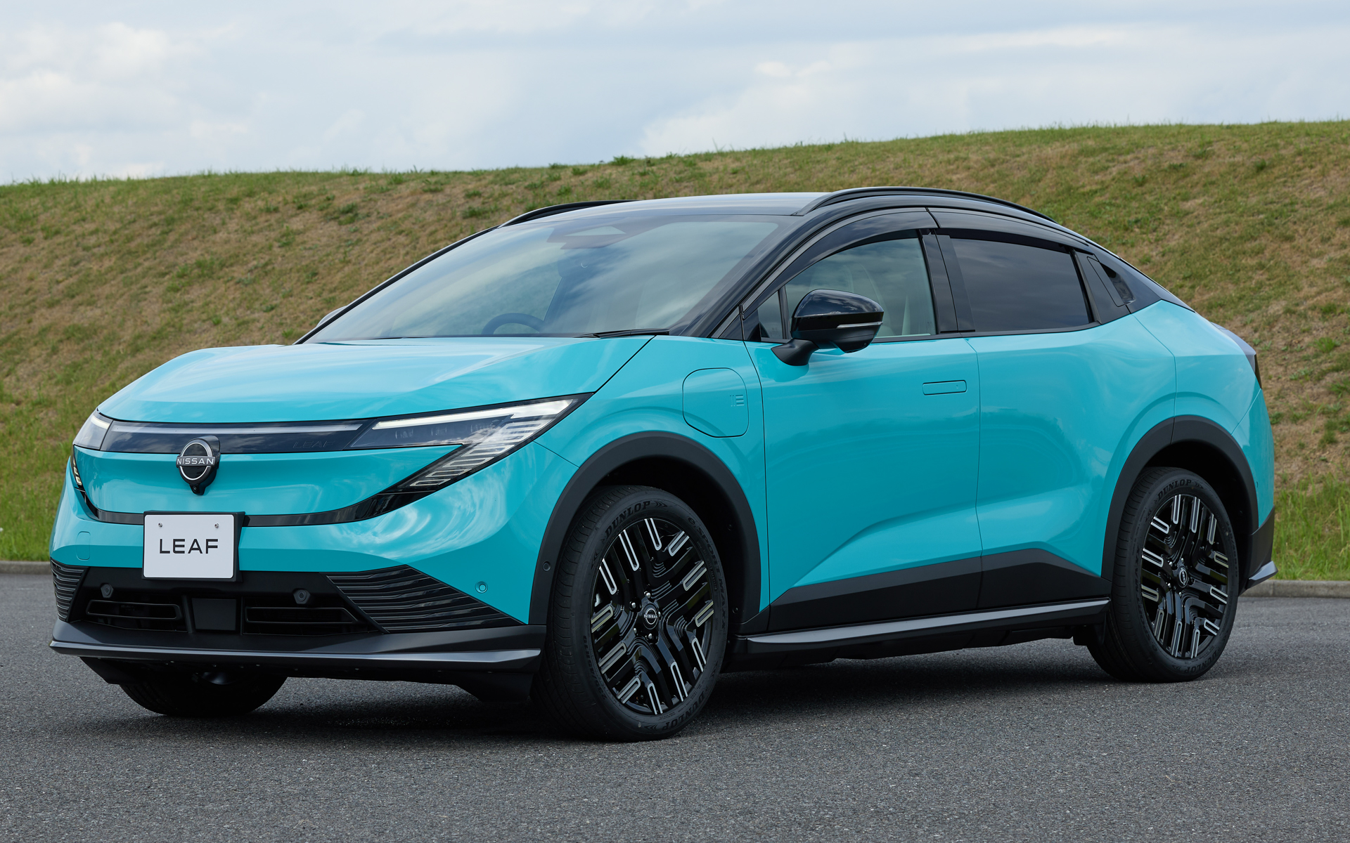 リーフ B7 Xグレードには235/45R19 95Vサイズのダンロップ「e. SPORT MAXX」を装着