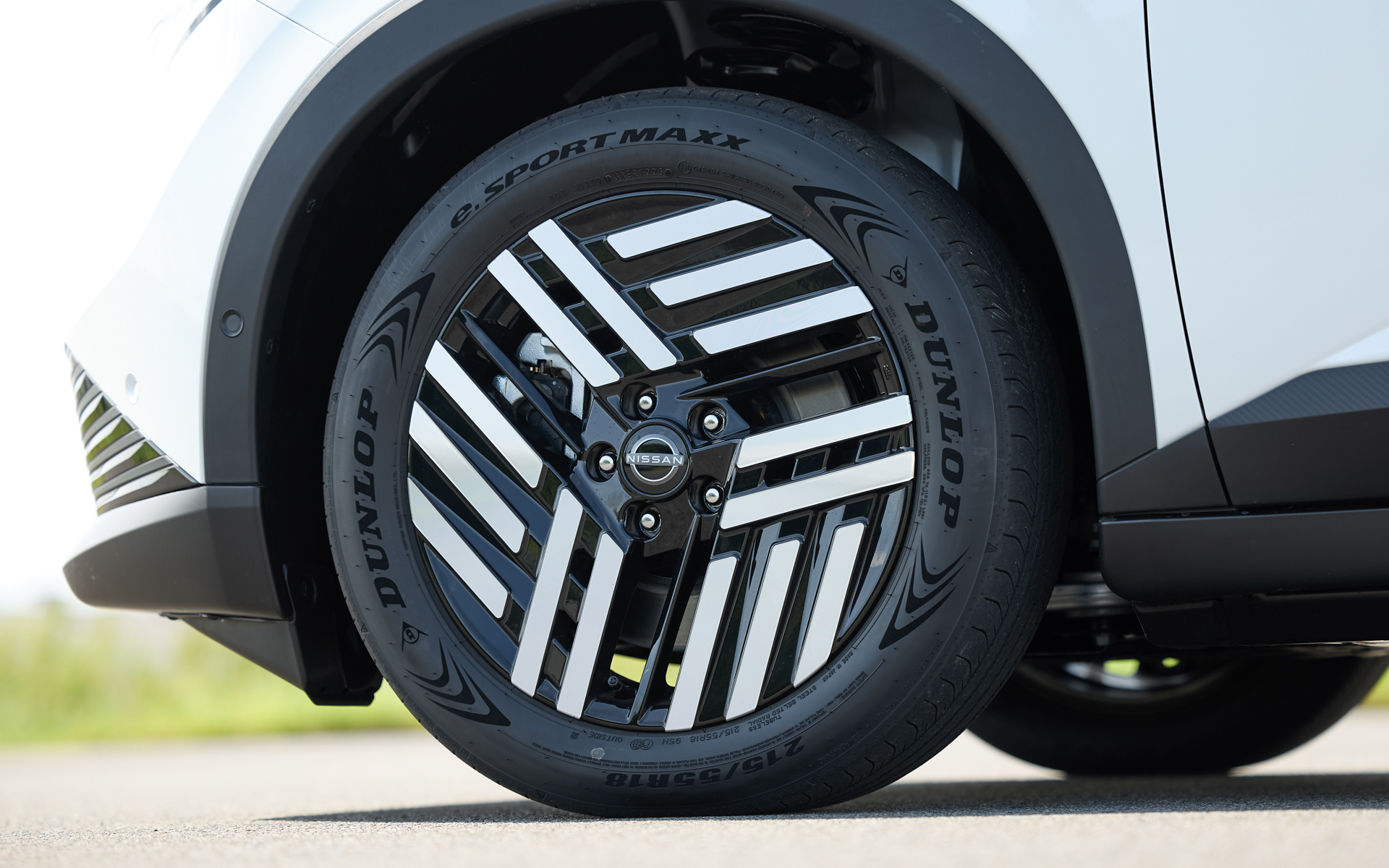 リーフ B7 Xグレードに装着されているダンロップ「e. SPORT MAXX」。サイズは215/55R18 95H