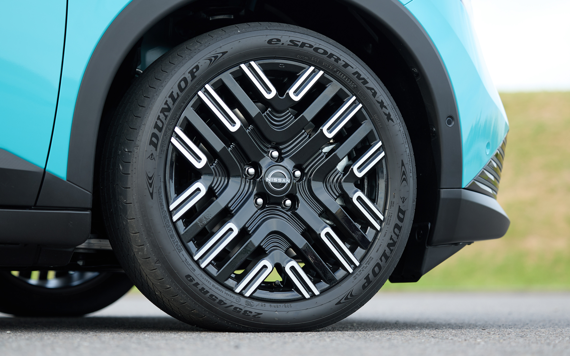 リーフ B7 Xグレードには235/45R19 95Vサイズのダンロップ「e. SPORT MAXX」を装着